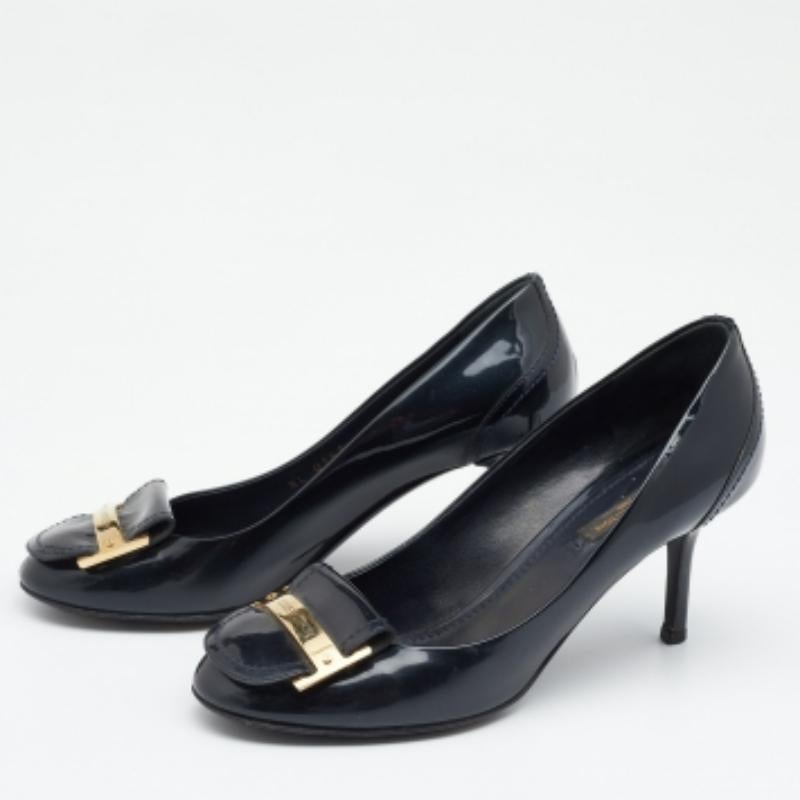 Delinea un look sofisticato con queste eleganti décolleté di Louis Vuitton. Sono state progettate utilizzando una pelle verniciata blu navy all'esterno. Queste décolleté hanno il tacco sottile, la punta coperta e la funzione slip-on. Sono