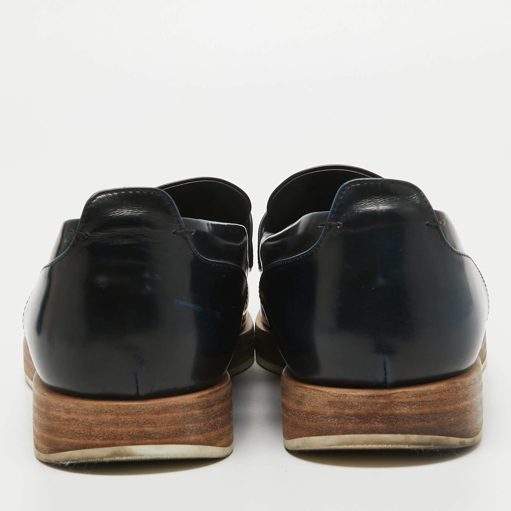 Louis Vuitton Penny Loafers aus perforiertem Leder in Marineblau mit Perforation, Größe 42 im Zustand „Relativ gut“ im Angebot in Dubai, Al Qouz 2