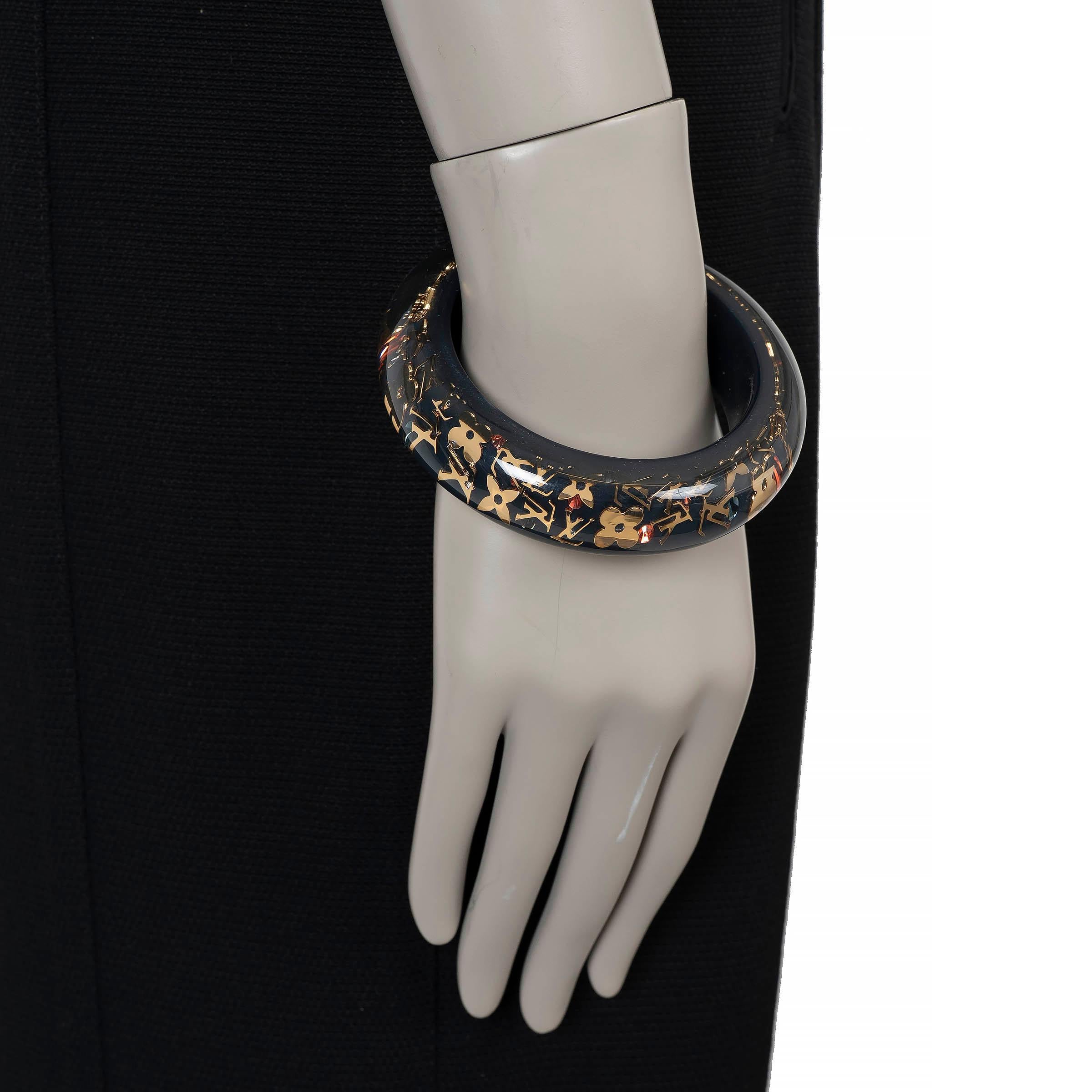 LOUIS VUITTON navy blue resin INCLUSION MONOGRAM WIDE Bangle Bracelet In Excellent Condition For Sale In Zürich, CH