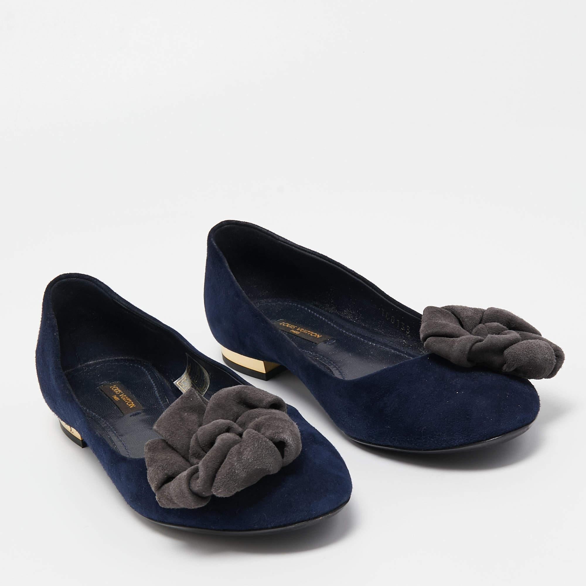 Louis Vuitton Navy Blue Suede Flower Embellished Ballet Flats Size 36.5 In Good Condition For Sale In Dubai, Al Qouz 2