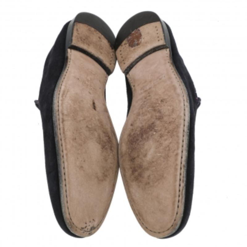 Adorn these Louis Vuitton Smoking slippers to look classy effortlessly! Made from suede on the exterior, they feature leather insoles, contasting trims, and the signature LV logo on the uppers.