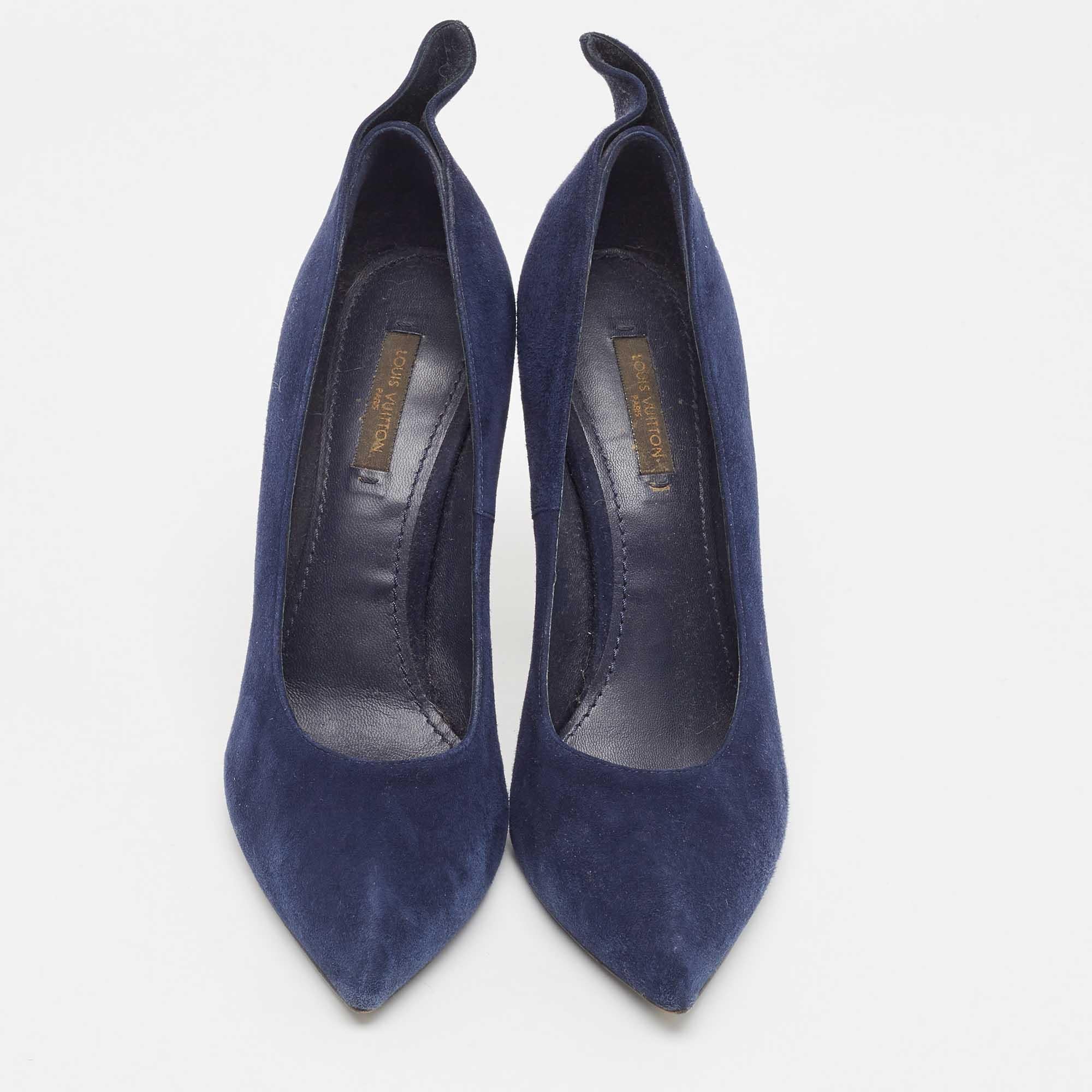 Des chaussures merveilleusement fabriquées ajoutées avec des éléments notables pour bien s'adapter et s'associer parfaitement à tous vos projets. Faites vôtres ces escarpins LV bleu marine dès aujourd'hui !

Comprend : Sac à poussière original

