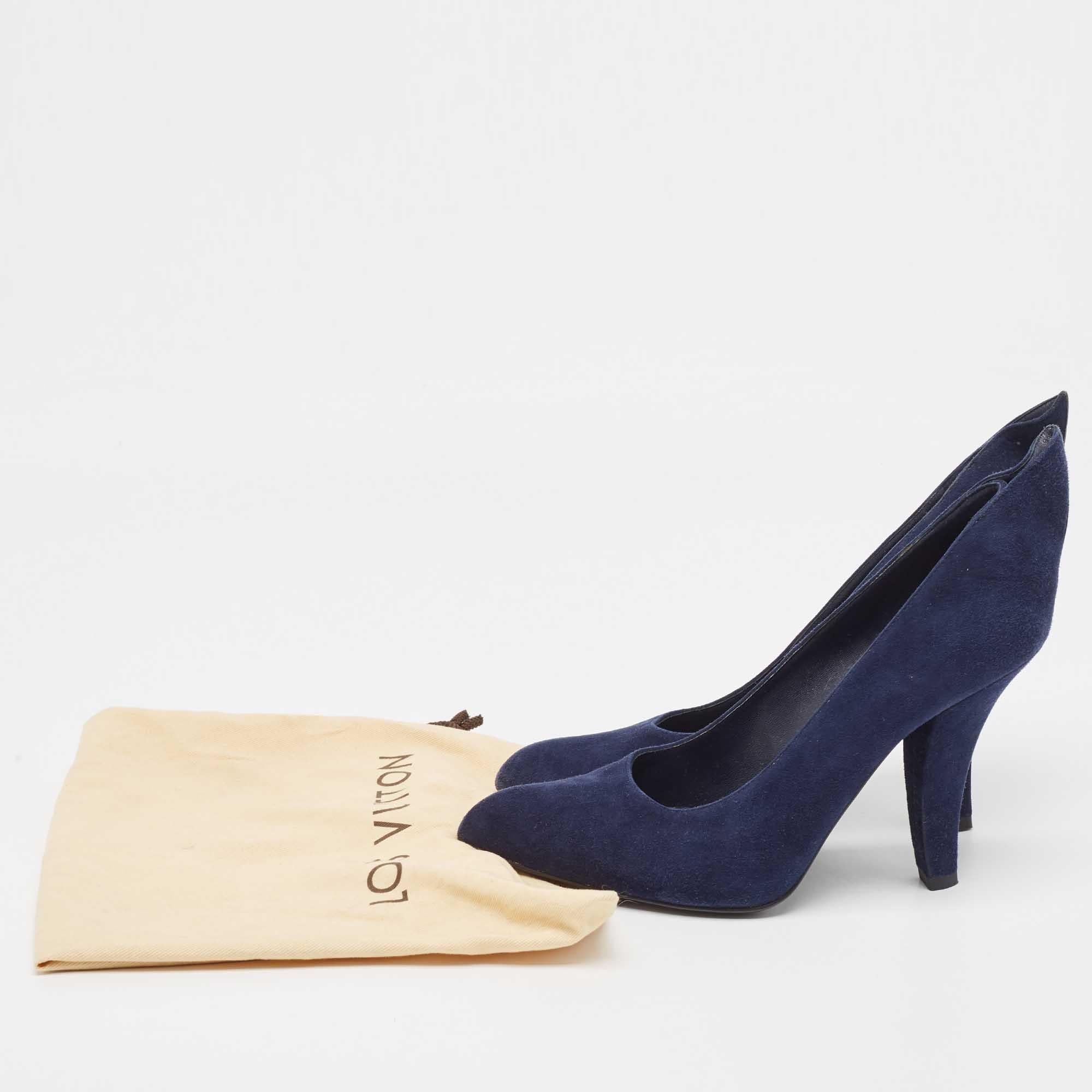 Escarpins à bout pointu en daim bleu marine Louis Vuitton, taille 37 en vente 2