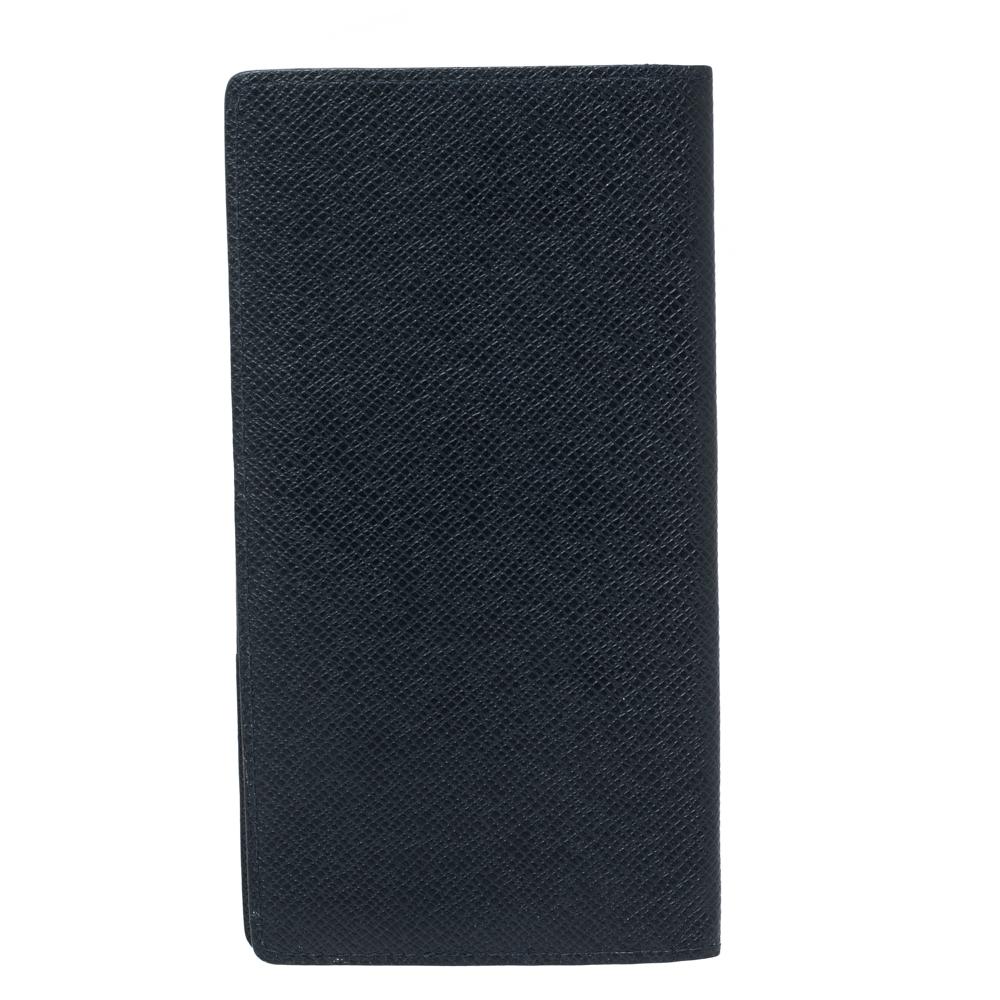 Louis Vuitton brings you this lovely navy blue wallet that has been made in France using Taiga leather. It has a bi-fold that opens to reveal multiple slots and compartments for you to neatly arrange your cash and cards.