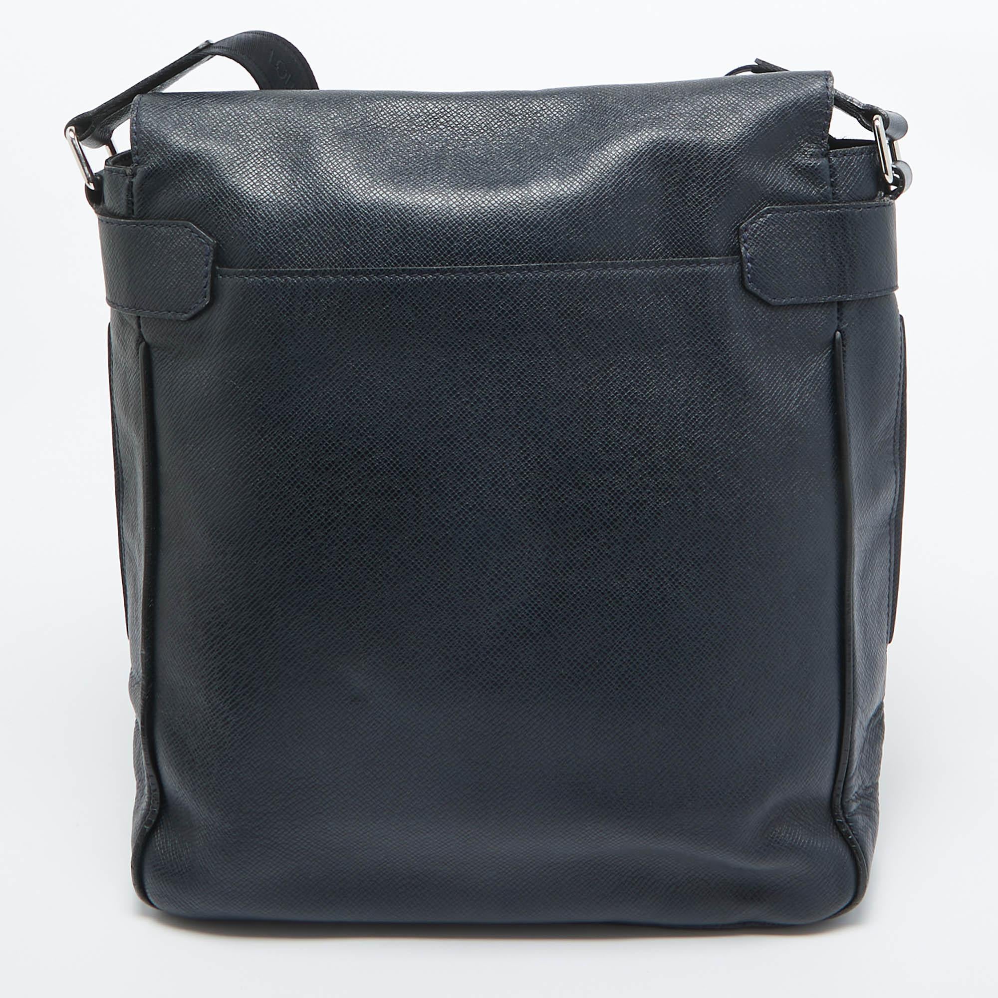 Louis Vuitton Navy Blue Taiga Leather Roman MM Bag In Good Condition In Dubai, Al Qouz 2