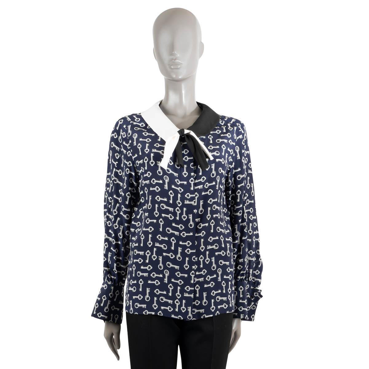 LOUIS VUITTON navy blue & white silk KEY PRINT Blouse Shirt 36 XS In Excellent Condition For Sale In Zürich, CH