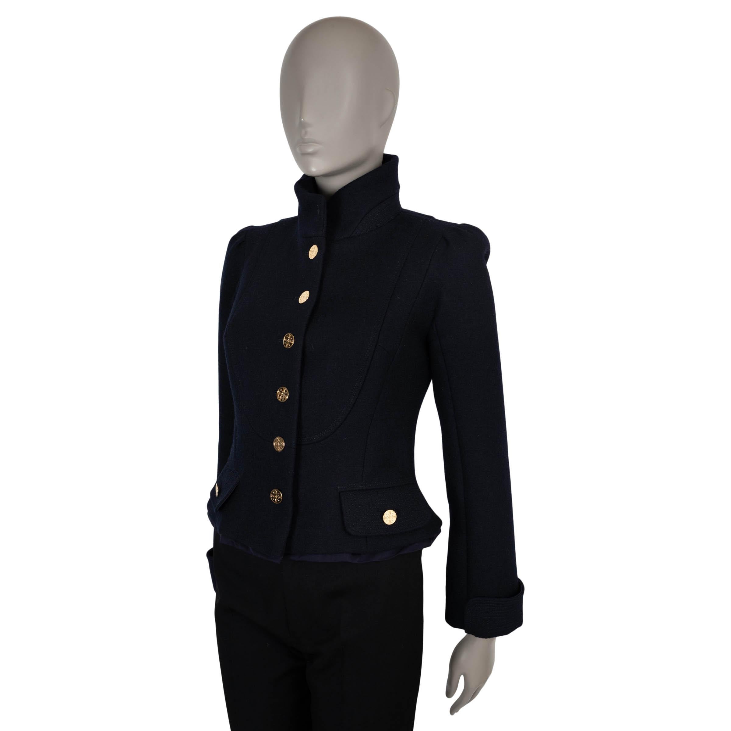 Diese zu 100 % authentische Louis Vuitton Offiziersjacke aus marineblauer Wolle (100 %) präsentiert sich in raffinierter Schneiderkunst mit taillierter Silhouette und Stehkragen. Er ist mit gesteppten Pattentaschen und gesteppten Manschetten