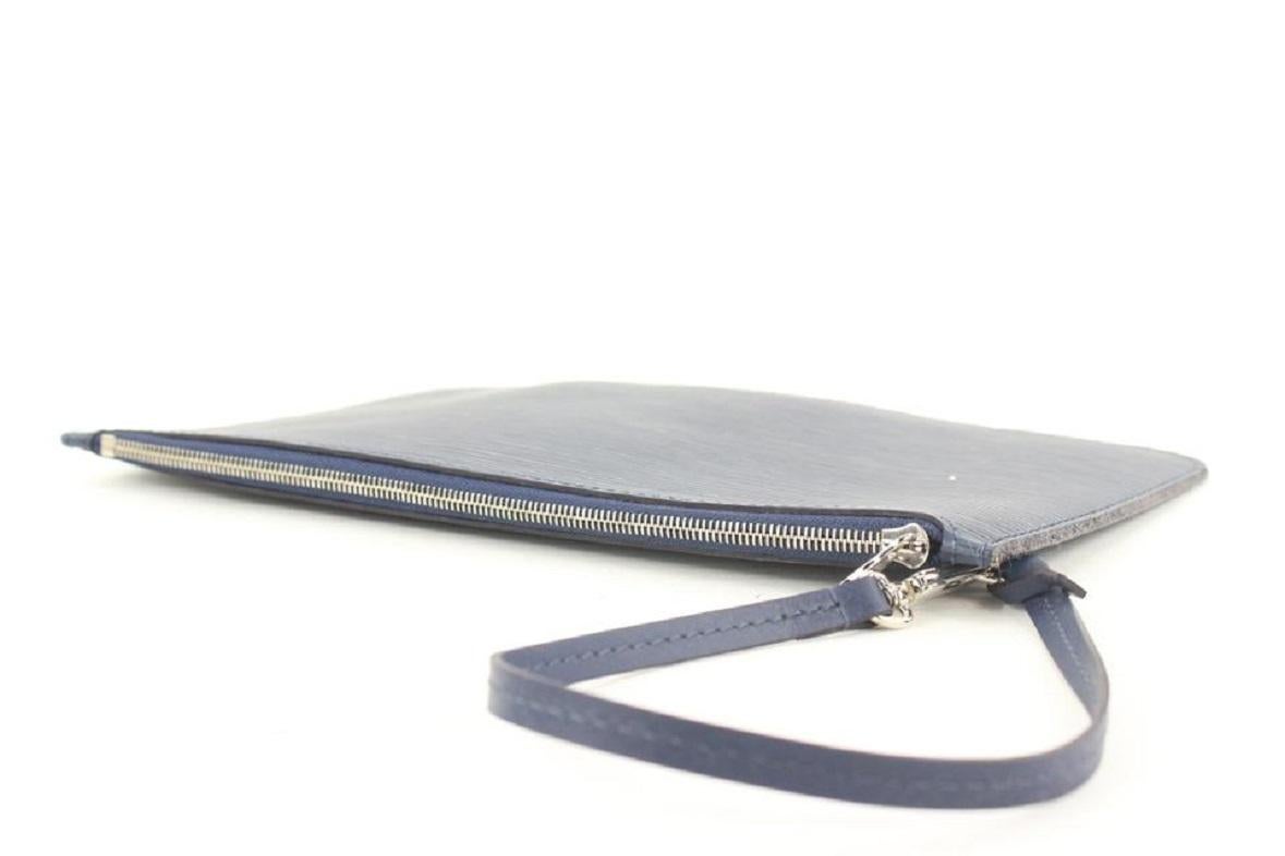 Louis Vuitton Navy Indigo Blue Epi Leather Neverfull Pochette GM Wristlet In Good Condition For Sale In Dix hills, NY