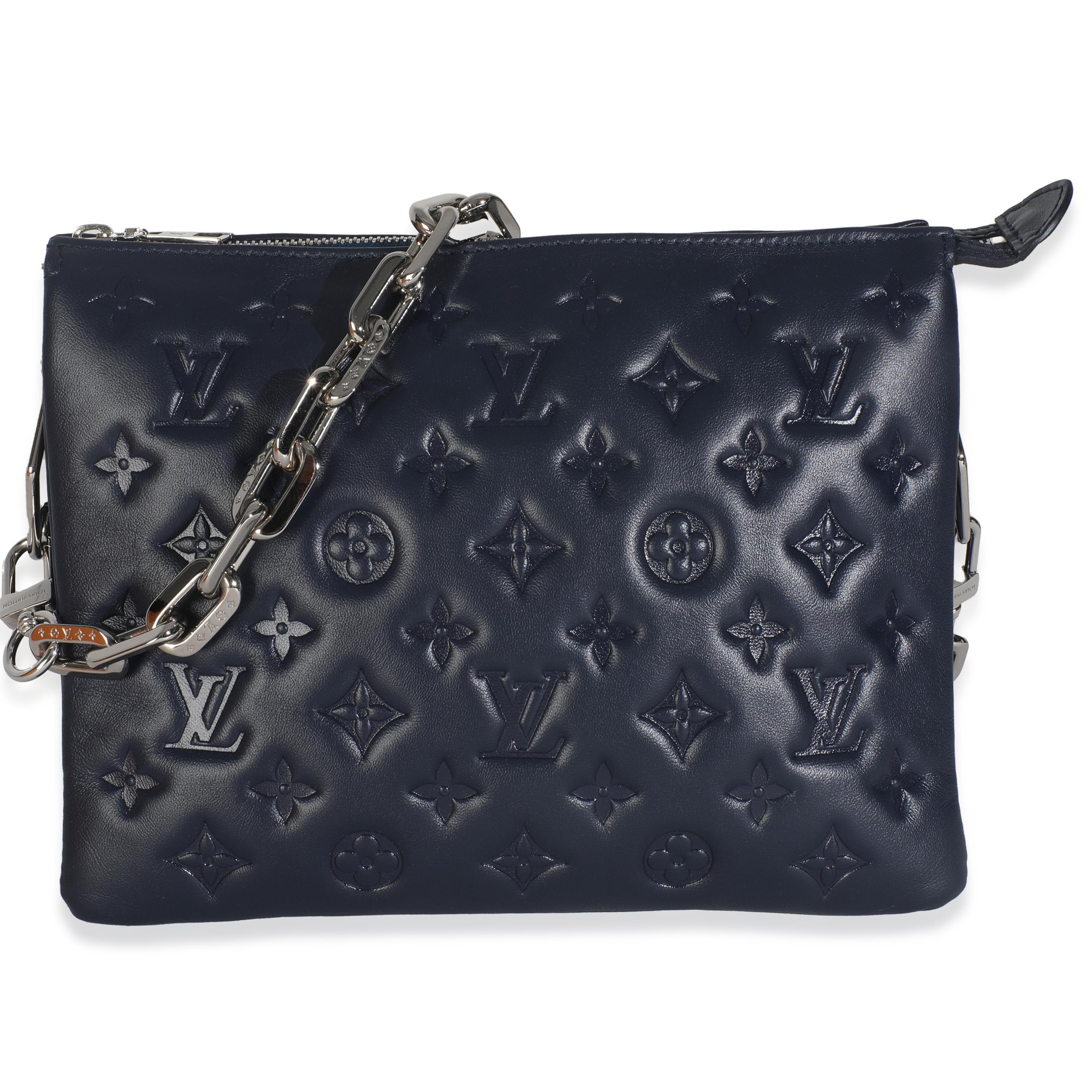 Titolo dell'elenco: Louis Vuitton Navy Monogram Embossed Lambskin Coussin PM
SKU: 148779
MSRP: 4950.00 USD
Condizioni: Usato 
Condizioni della borsa: Perfetta
Commenti sulle condizioni: L'articolo non presenta segni di usura.
Marchio: Louis