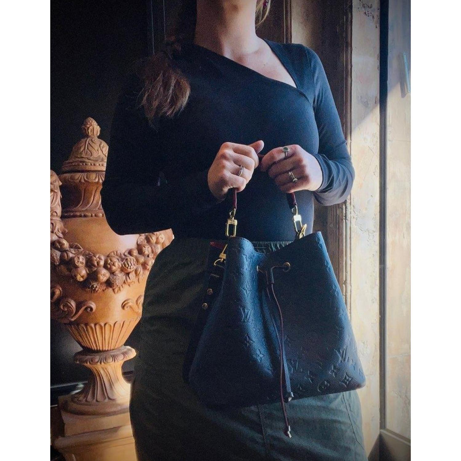 Embossed Monogram Empreinte leather brings a sophisticated feel to the NéoNoé MM bucket bag with its leather drawstring and gold-color eyelets. The body-friendly design and light-weight construction mean it’s comfortable to carry, by hand with the