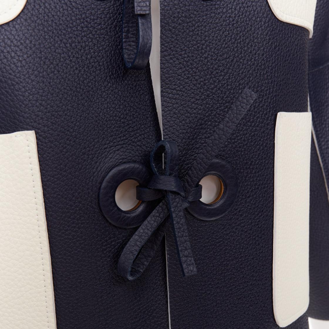 LOUIS VUITTON blouson en cuir texturé marine écru à nouer sur le devant FR36 M
Référence : MECG/A00220
Marque : Louis Vuitton
Designer : Marc Jacobs
MATERIAL : Cuir
Couleur : Marine, Crème
Motif : Solide
Fermeture : Attache auto
Doublure : Cuir