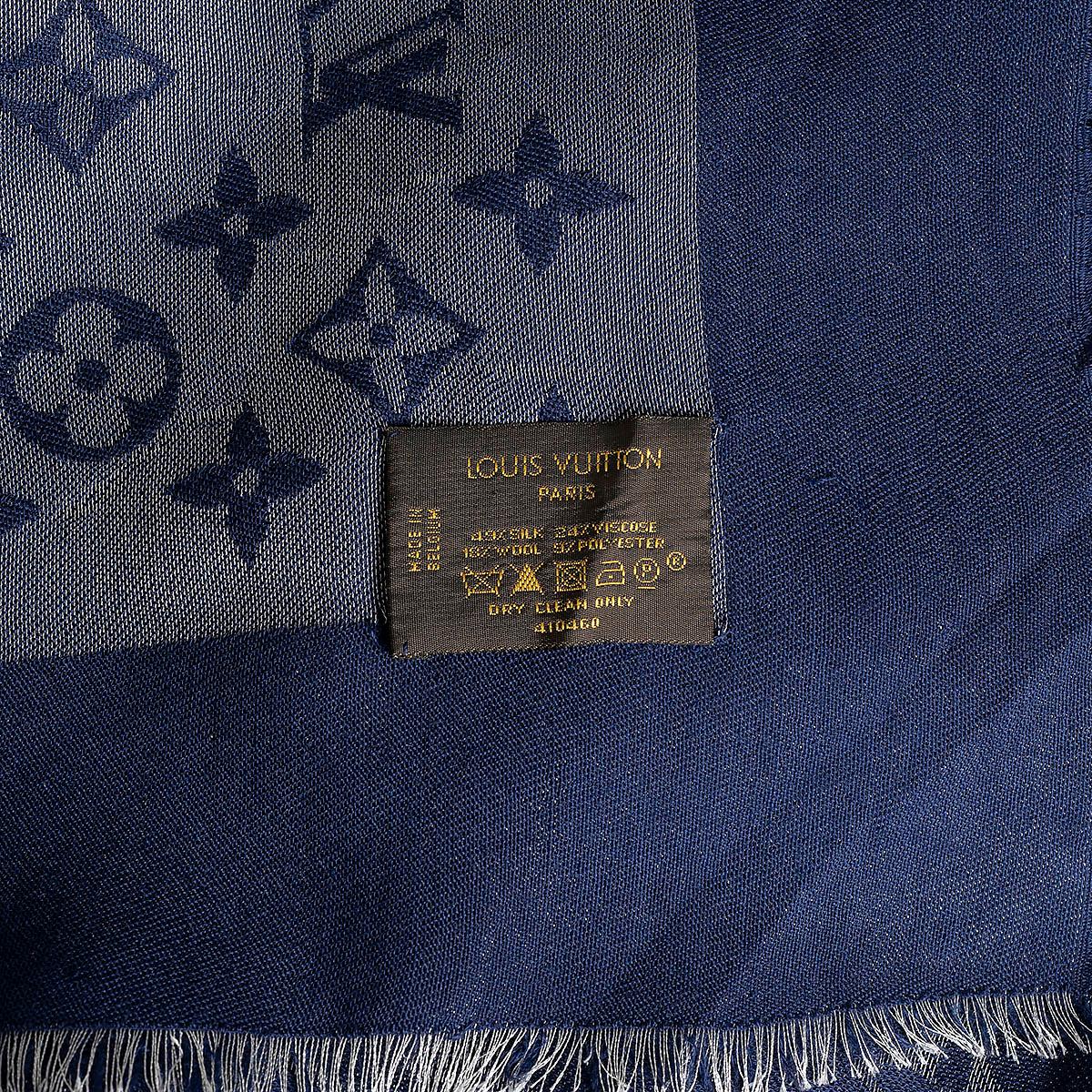 LOUIS VUITTON - Echarpe châle MONOGRAM SHINE en laine viscose soie marine et argent Bon état - En vente à Zürich, CH