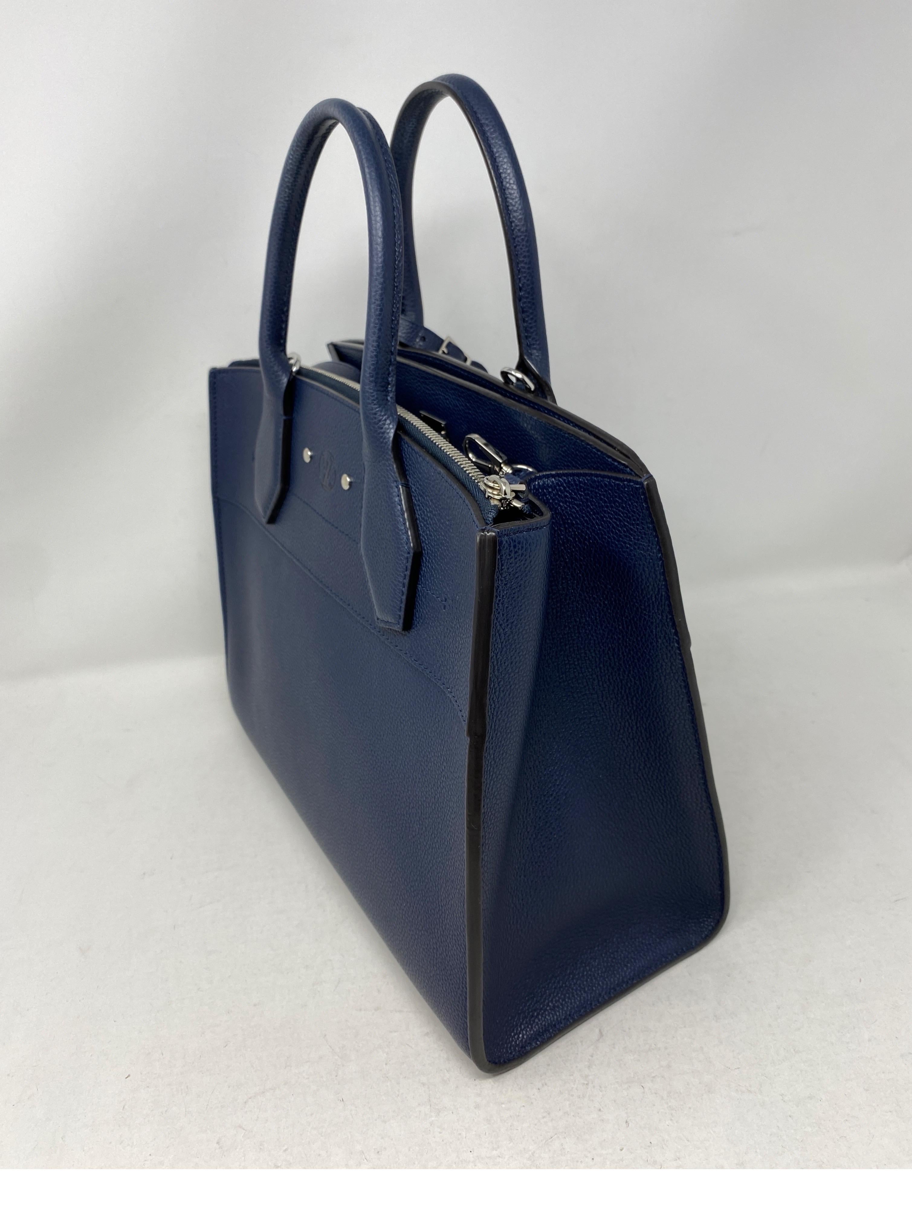 Louis Vuitton Steamer Navy Bag. Beautiful navy leather bag in excellent like new condition. High quality leather from LV. Can be worn as a top handle bag or with strap as a shoulder bag. Silver hardware. Guaranteed authentic. 