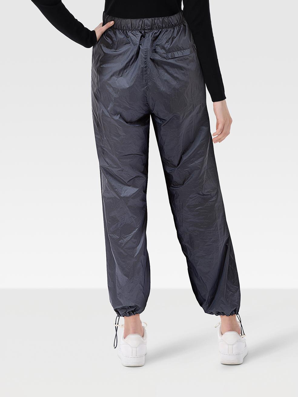 El ESTADO es Muy bueno. El pantalón presenta un desgaste mínimo. Desplumado en el tejido de la parte posterior de la banda de la cintura de este artículo usado de reventa de diseñador Louis Vuitton.
 

 

 

 Detalles
 

 

 Marina
 

 Nylon
 

