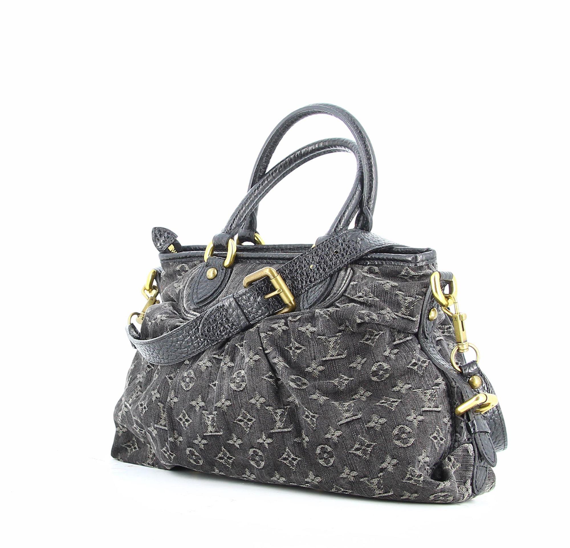 Louis Vuitton Neo Caby Monogram bag in black denim
Good condition. Shows some slight signs of use and wear over time.
This Louis Vuitton Neo Cabby Denim MM bag, crafted in black monogram denim, features two rolled leather top handles, pleated