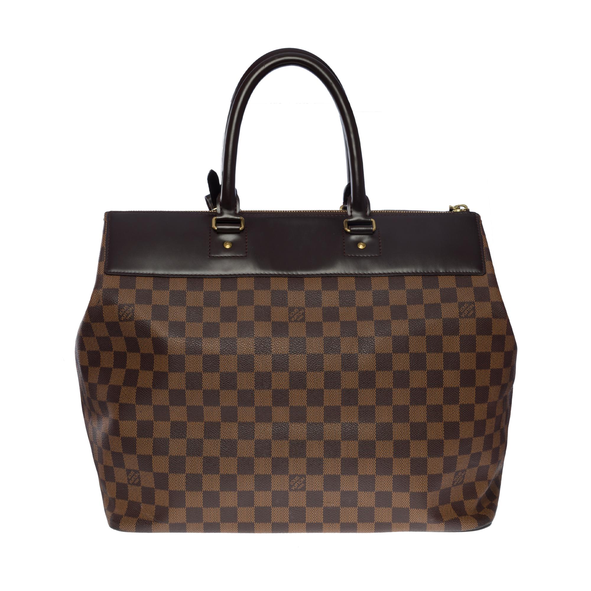 Elegant and masculine, this lightweight ebony checkered Neo Greenwich bag is for today’s traveler. Its iconic shape lends it a refined spirit, complemented by a generous volume, interior pockets and a snap closure system. The adjustable bag shoulder