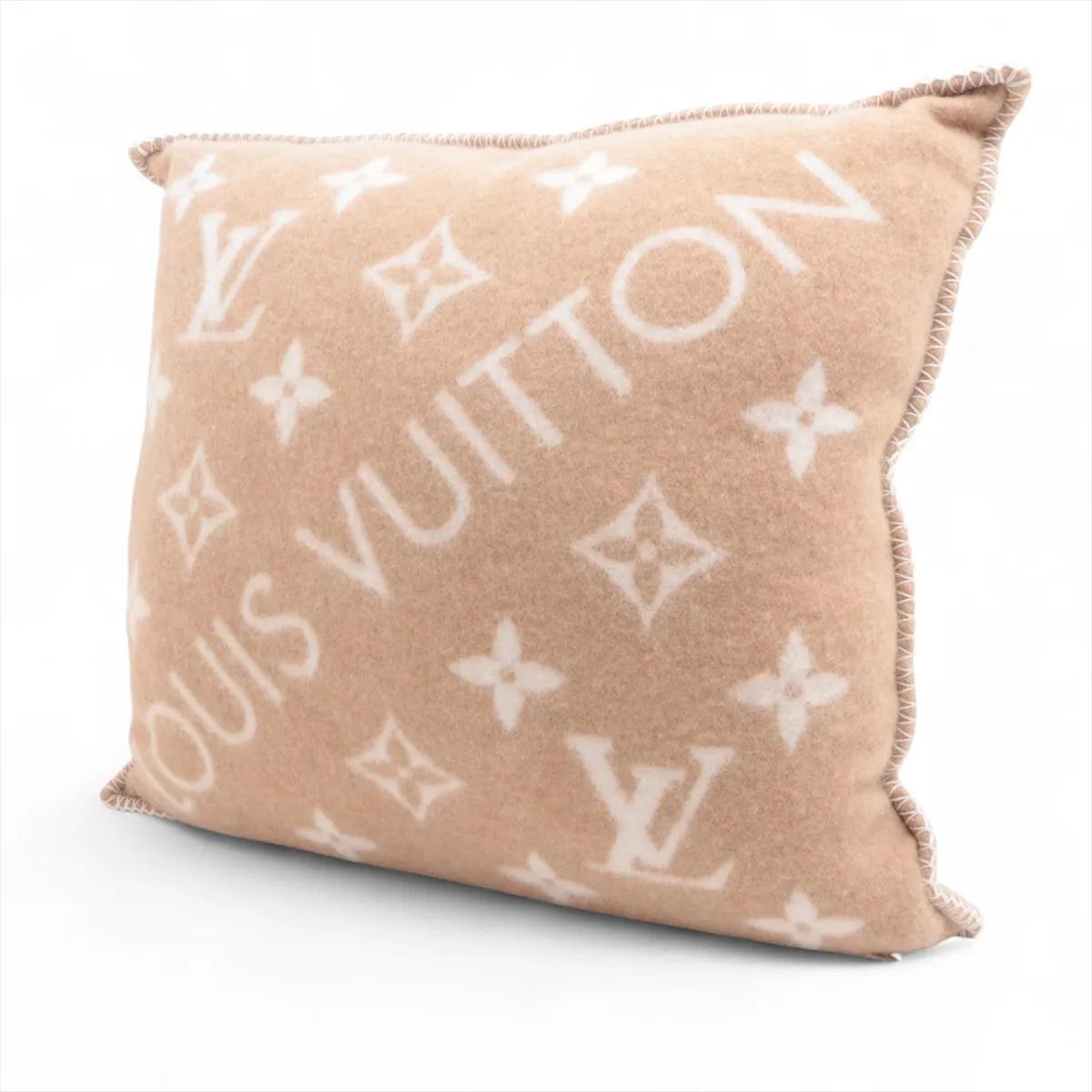 Il cuscino Louis Vuitton Neo Monogram in beige dona un tocco di lusso e comfort a qualsiasi spazio. Realizzato in morbido tessuto di alta qualità, presenta l'iconico motivo Monogram reimmaginato in un design contemporaneo che riflette l'eleganza