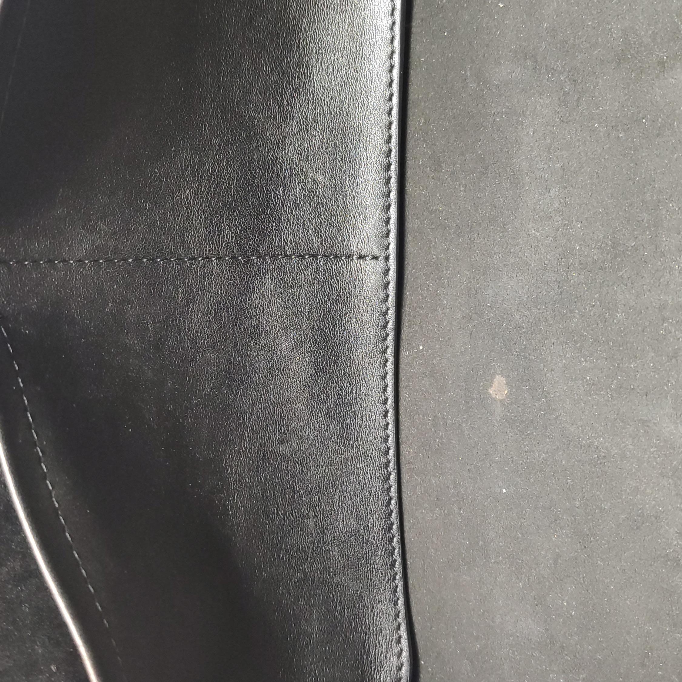 Louis Vuitton Neo Papillon Revelation GM Borsa a tracolla in pelle nera in vendita 5