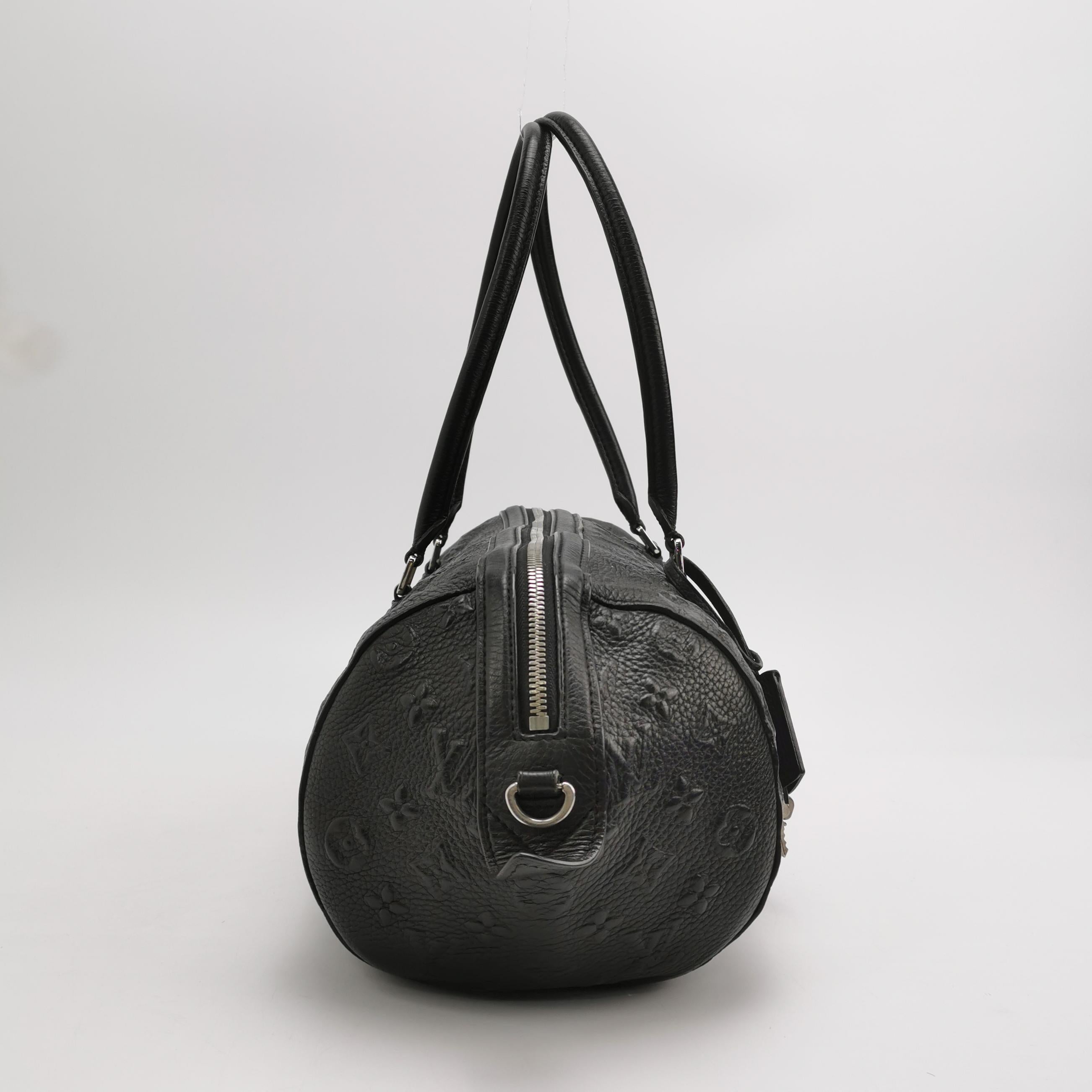 Louis Vuitton Neo Papillon Revelation GM Borsa a tracolla in pelle nera
Queste sono foto professionali della borsa offerta da Luxbags.
Questo modello Neo Papillon, più lungo del classico Papillon, è realizzato in pelle con un monogramma Louis