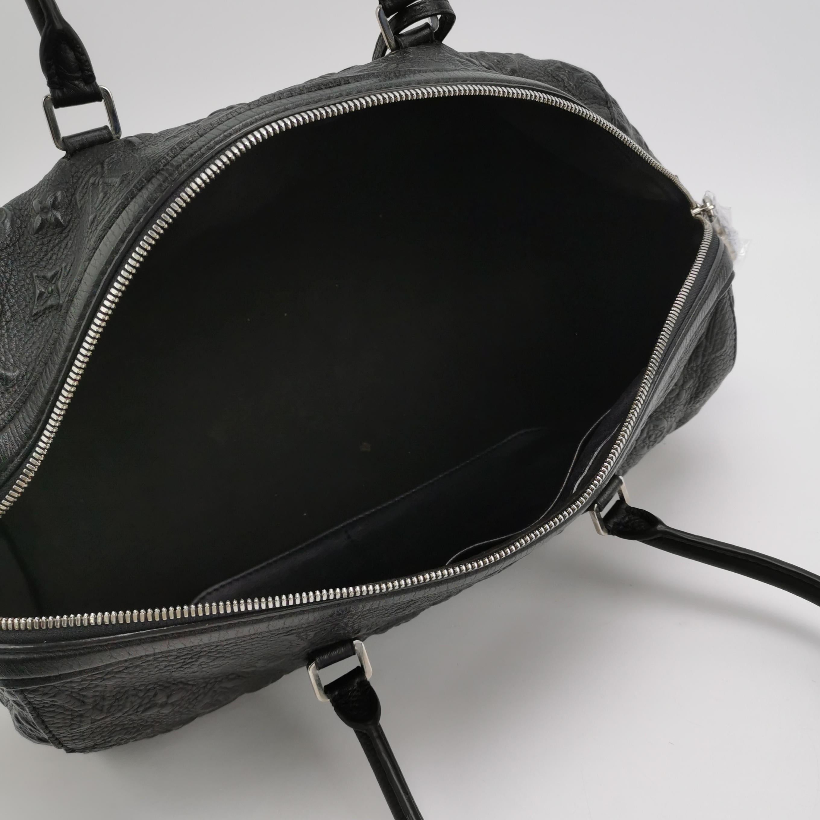 Louis Vuitton Neo Papillon Revelation GM Borsa a tracolla in pelle nera in vendita 2