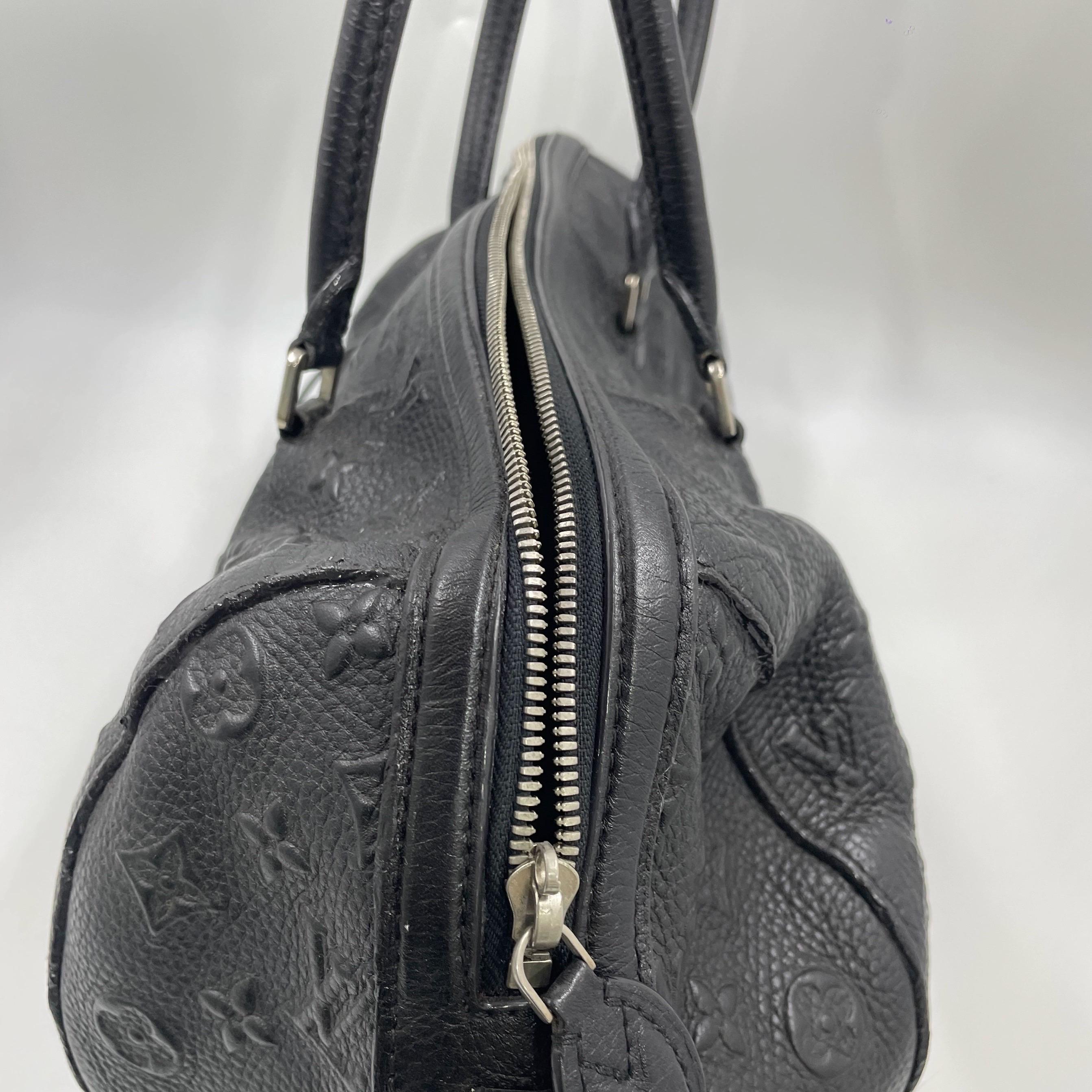 Louis Vuitton Neo Papillon Revelation GM Schwarze Leder Umhängetasche mit Riemen im Angebot 7