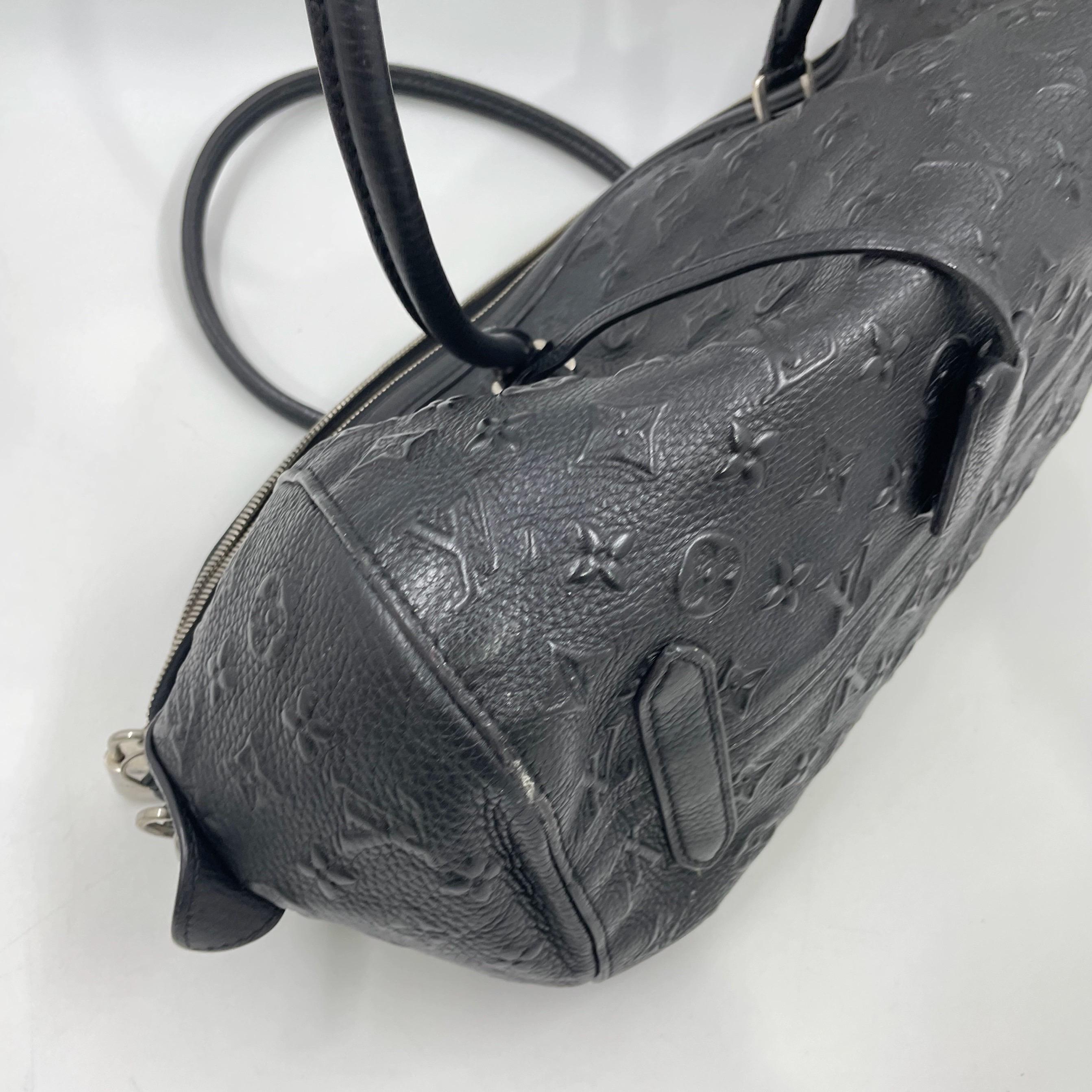 Louis Vuitton Neo Papillon Revelation GM Schwarze Leder Umhängetasche mit Riemen im Angebot 8