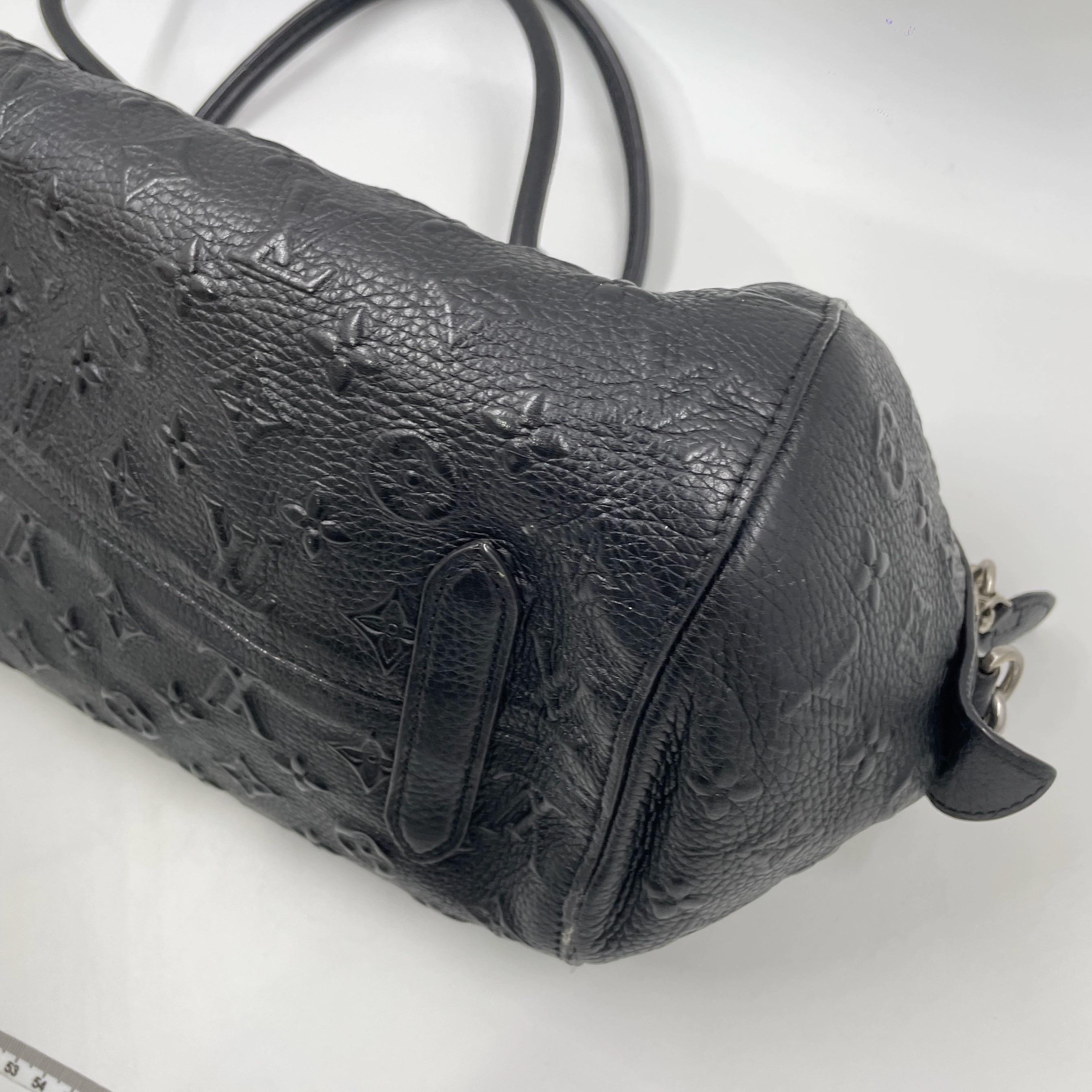 Louis Vuitton Neo Papillon Revelation GM Schwarze Leder Umhängetasche mit Riemen im Angebot 9
