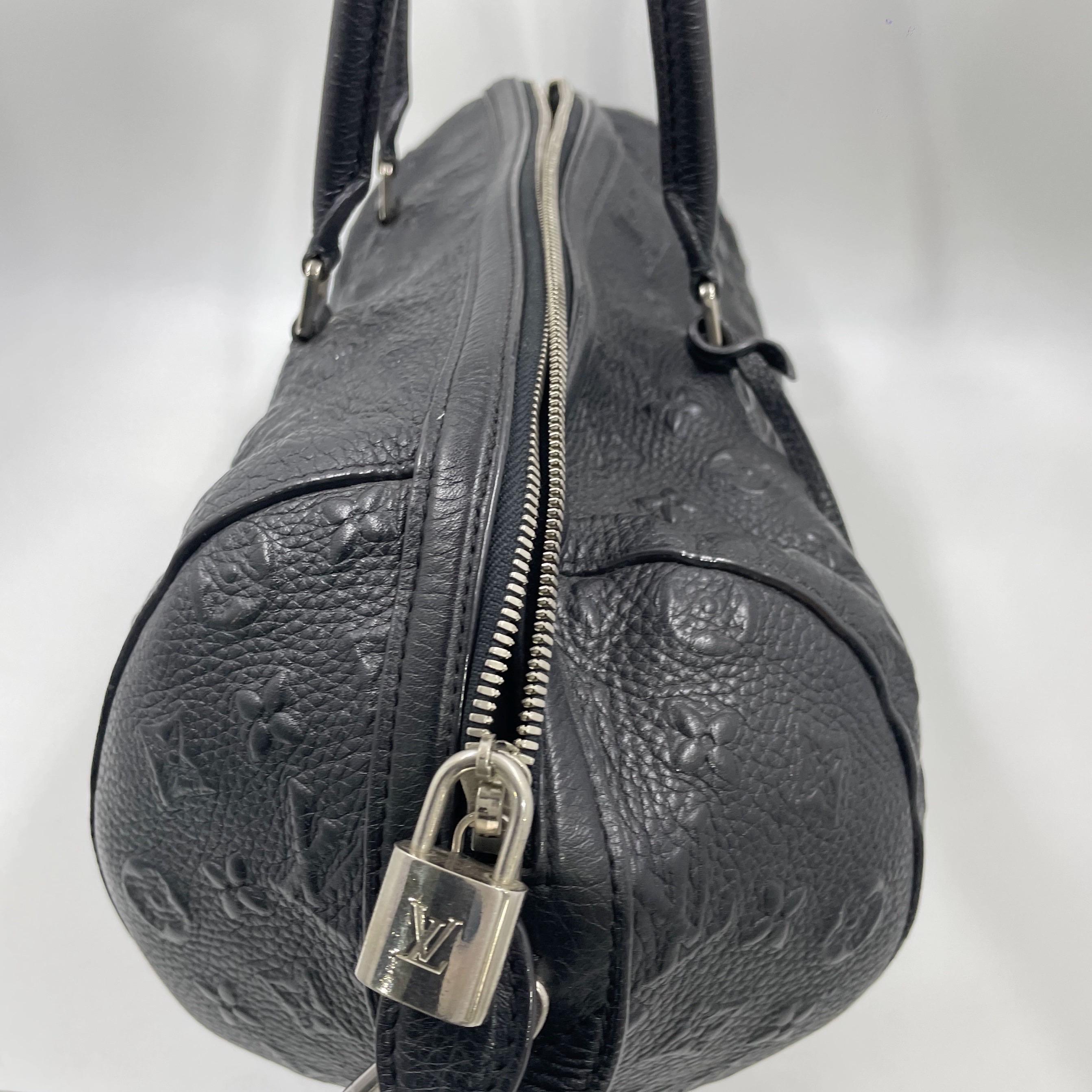 Louis Vuitton Neo Papillon Revelation GM Schwarze Leder Umhängetasche mit Riemen im Angebot 11