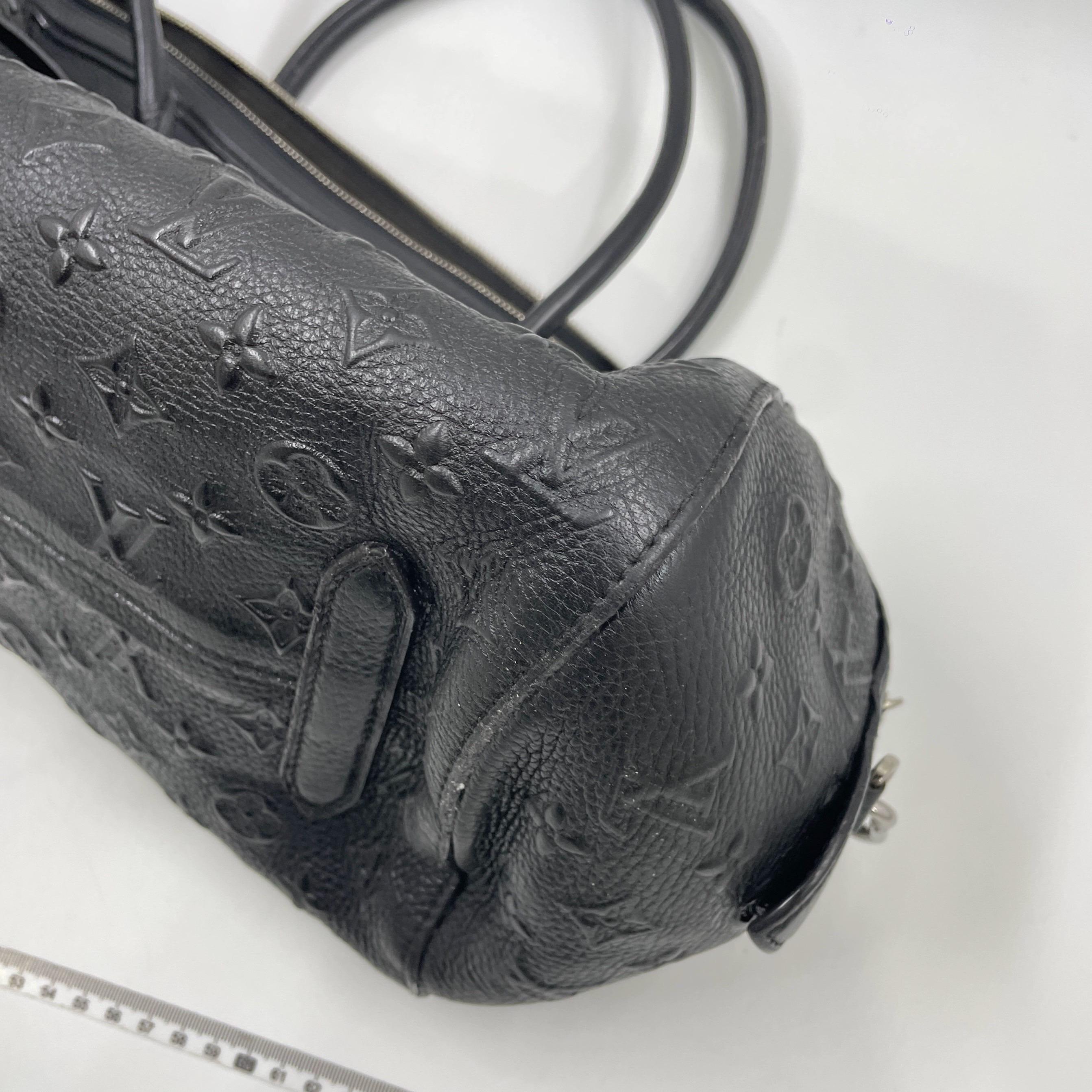 Louis Vuitton Neo Papillon Revelation GM Schwarze Leder Umhängetasche mit Riemen im Angebot 12
