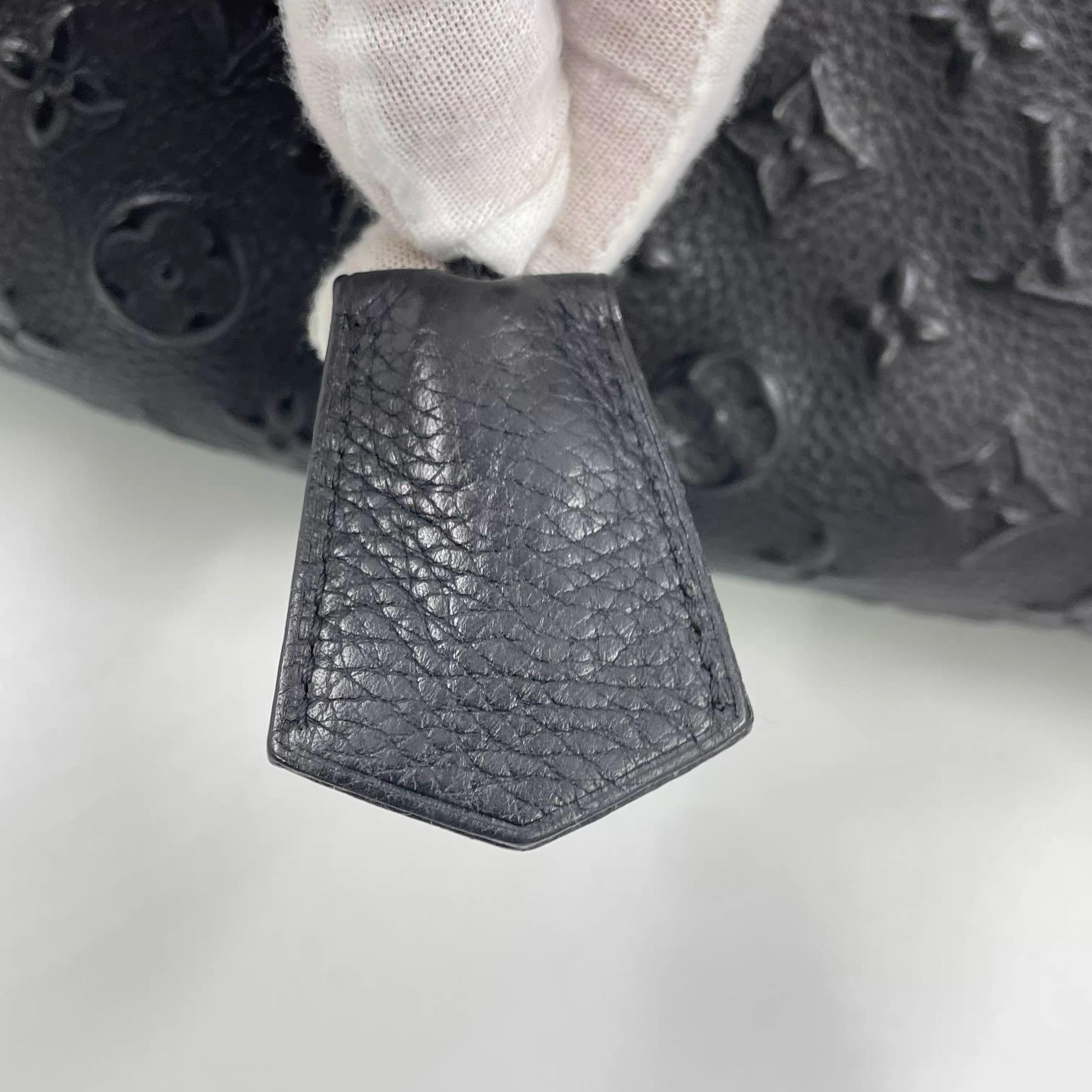 Louis Vuitton Neo Papillon Revelation GM Schwarze Leder Umhängetasche mit Riemen im Angebot 13