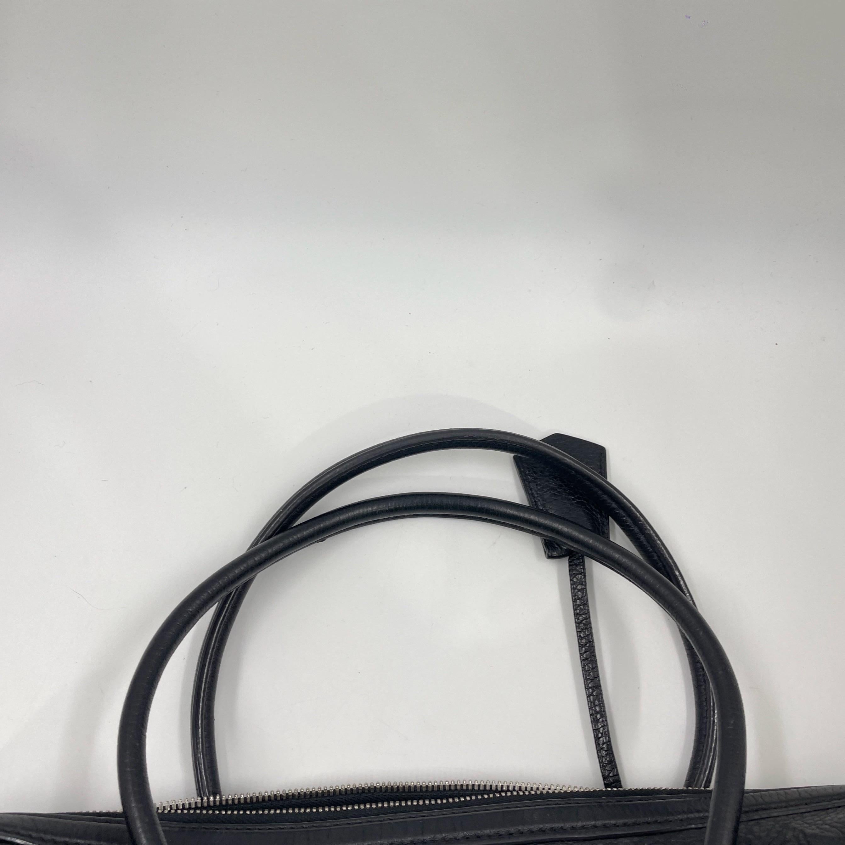 Louis Vuitton Neo Papillon Revelation GM Schwarze Leder Umhängetasche mit Riemen im Angebot 14