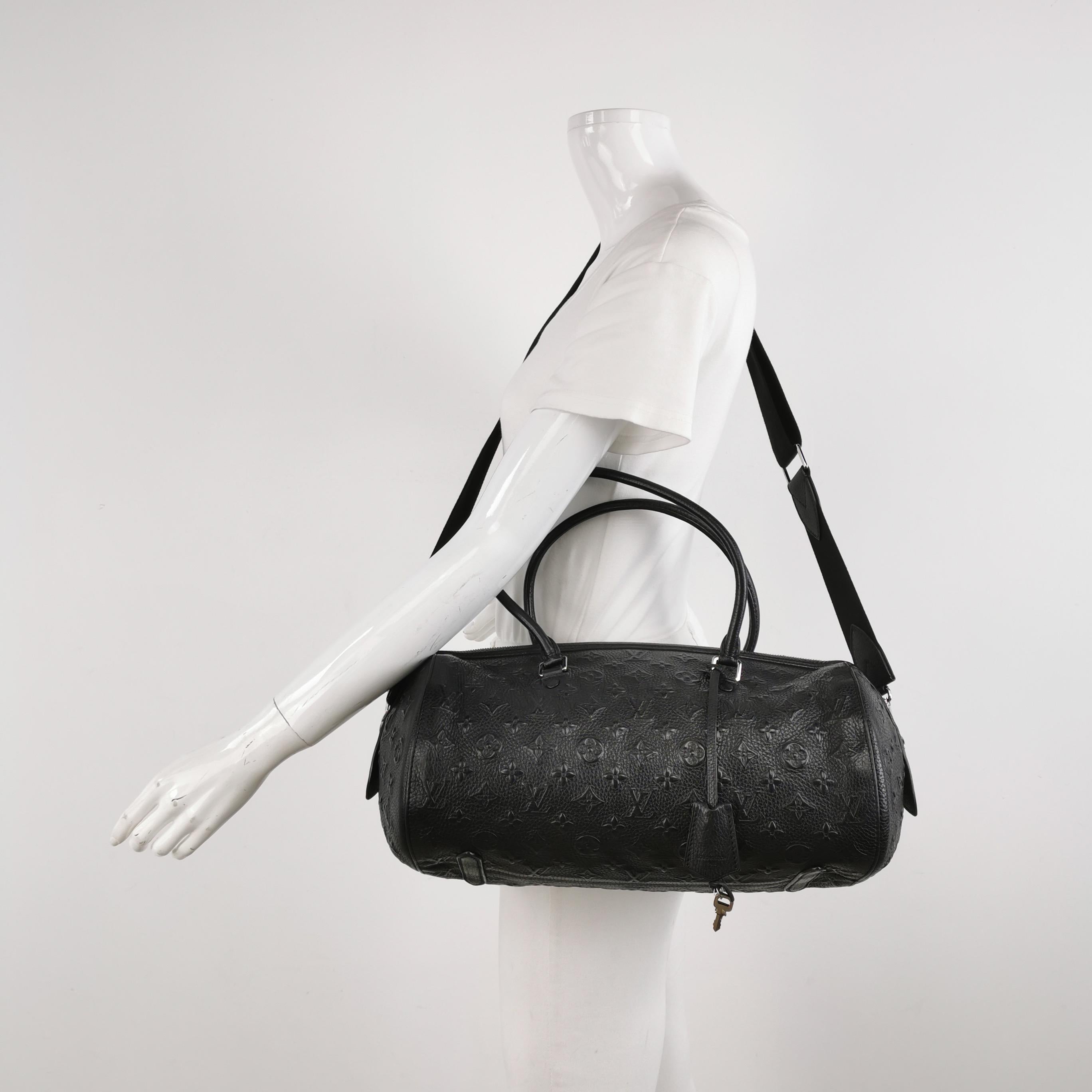 Das Modell Neo Papillon, das länger ist als die klassische Papillon, ist aus Leder gefertigt, das mit einem 3D-Monogramm von Louis Vuitton geprägt ist. Sie verfügt über zwei schlanke, verlängerte obere Griffe, die gleichzeitig als Schulterriemen