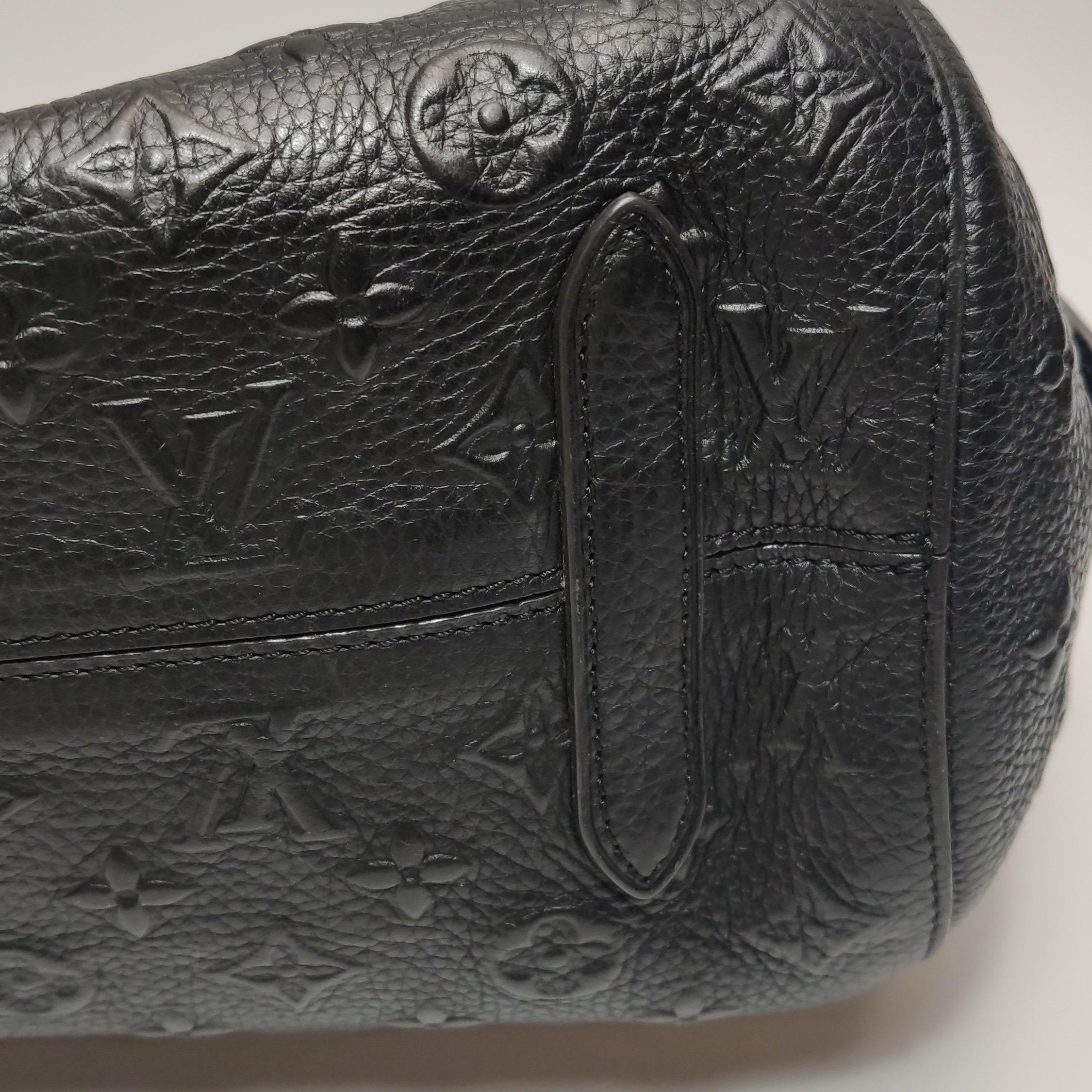 Louis Vuitton Neo Papillon Revelation GM Sac à main en cuir noir avec bandoulière en vente 15