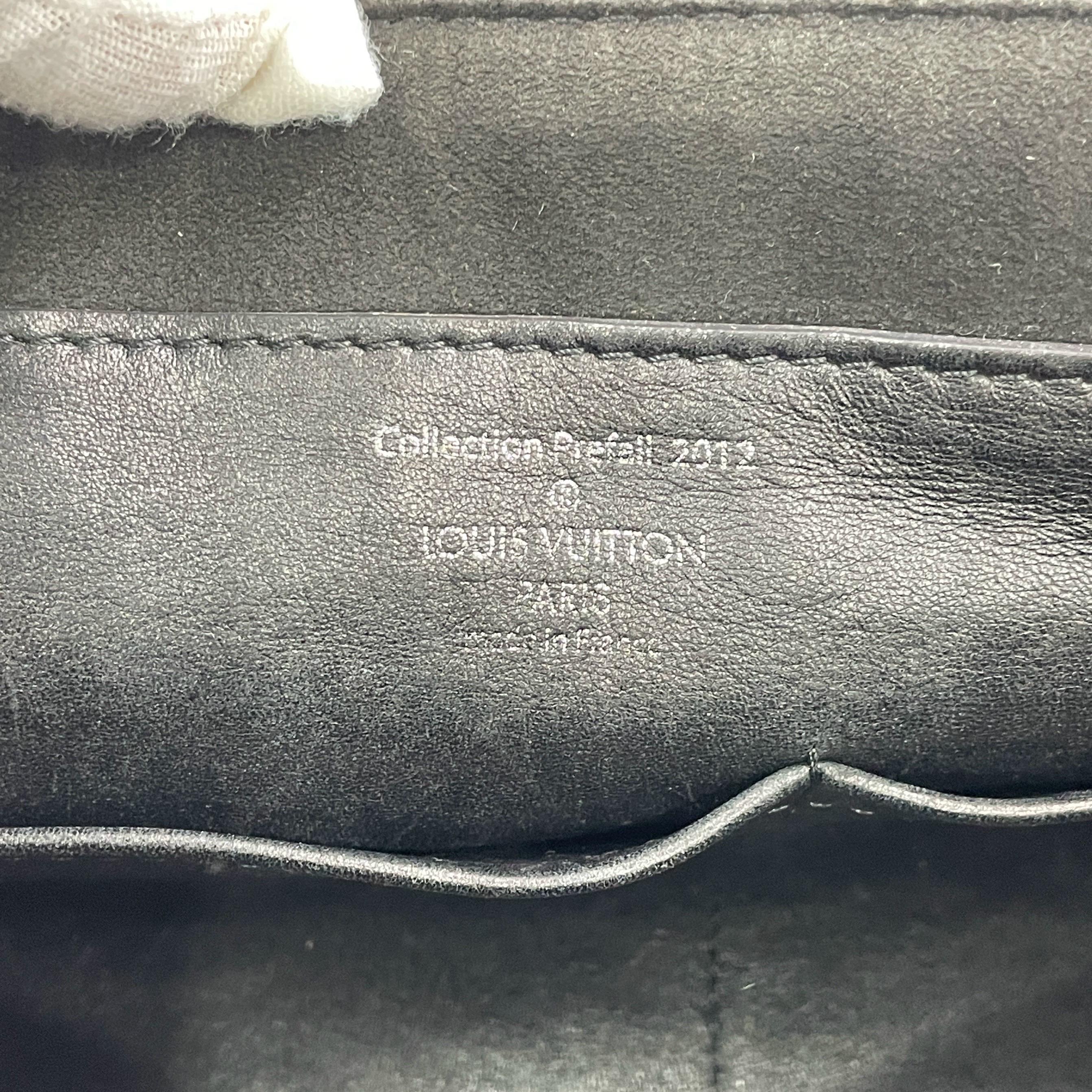 Louis Vuitton Neo Papillon Revelation GM Schwarze Leder Umhängetasche mit Riemen im Zustand „Gut“ im Angebot in AUBERVILLIERS, FR