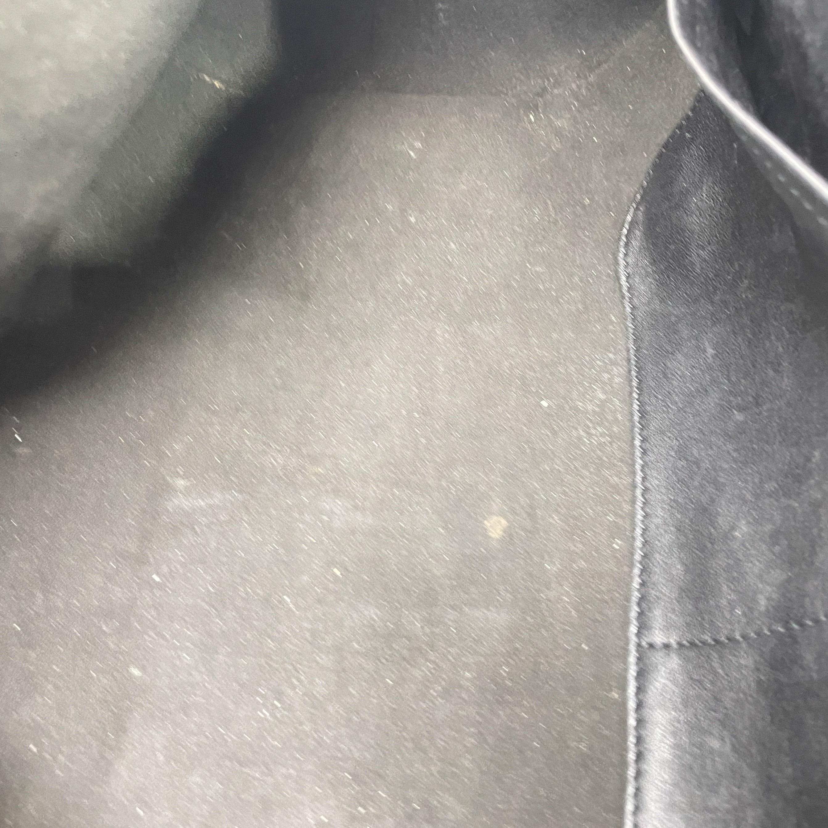 Louis Vuitton Neo Papillon Revelation GM Schwarze Leder Umhängetasche mit Riemen im Angebot 3