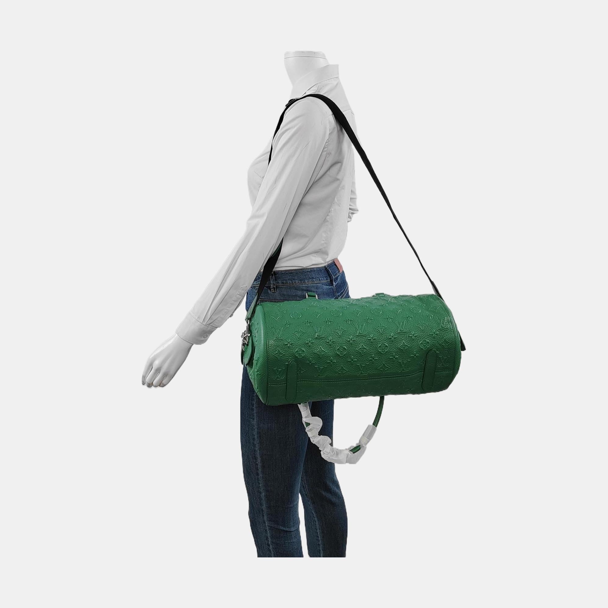 Louis Vuitton Neo Papillon Rivelazione GM Borsa a tracolla in pelle verde con tracolla
Queste sono foto professionali della borsa offerta da Luxbags.
Questo modello Neo Papillon, più lungo del classico Papillon, è realizzato in pelle con un