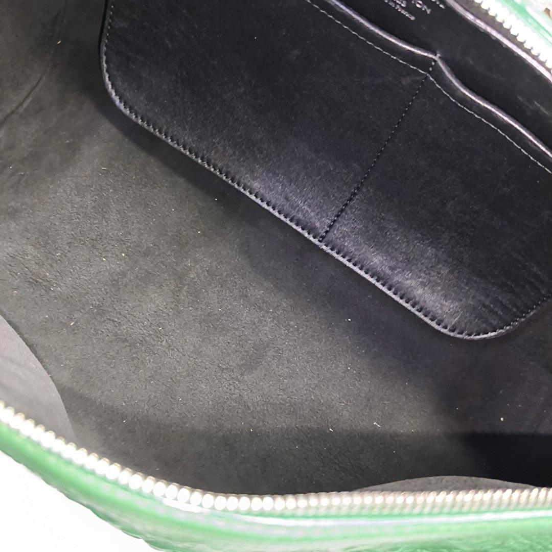 Louis Vuitton Neo Papillon Rivelazione GM Borsa a tracolla in pelle verde con tracolla in vendita 1