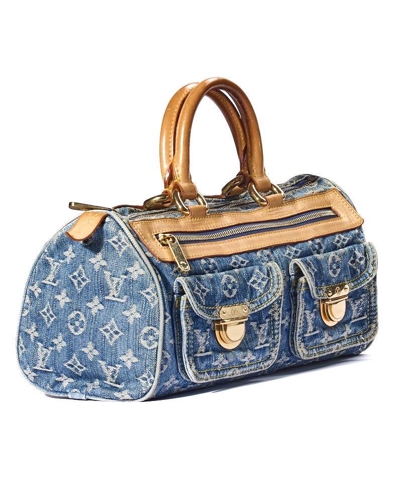 Borsa firmata Louis Vuitton, modello Speedy nella misura 30, realizzato in denim azzurro nella fantasia monogram con inserti in vacchetta e hardware dorato. Dotée d'une fermeture supérieure à glissière, reliée intérieurement à un tessuto scamosciato