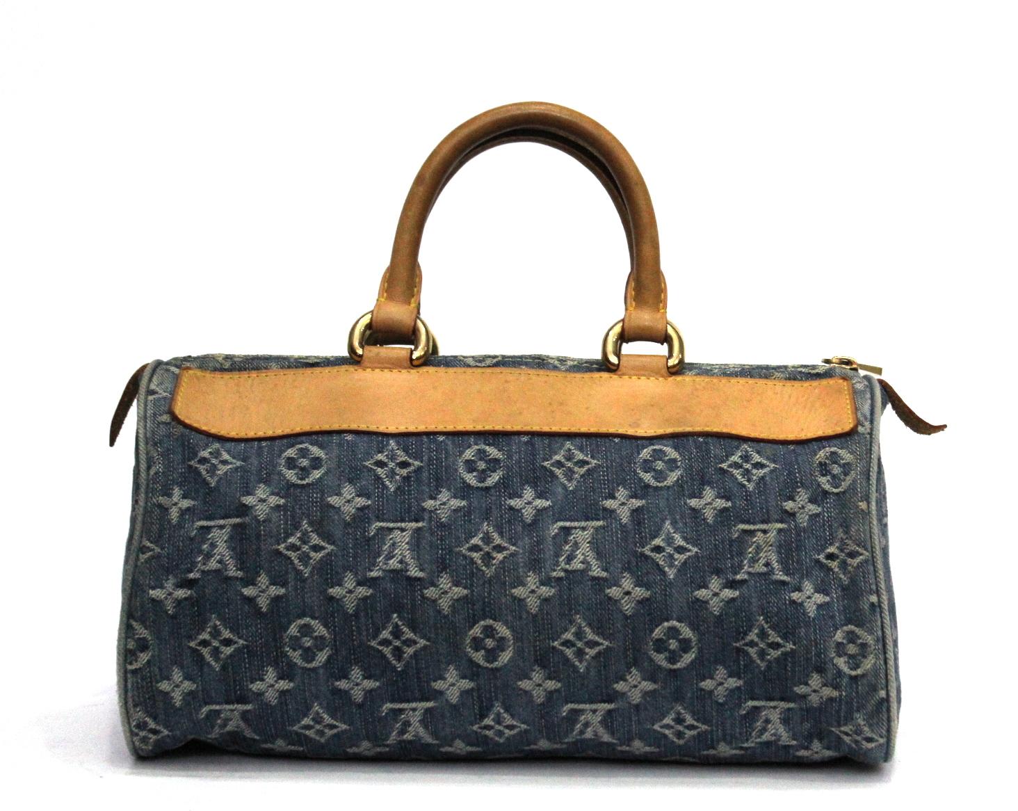 This elegant but at the same time sporty Speedy is made of denim, in the classic Louis Vuitton monogram canvas. It features leather handles, cowhide cowhide and finishes with two external front pockets with polished brass hardware with side zip. It