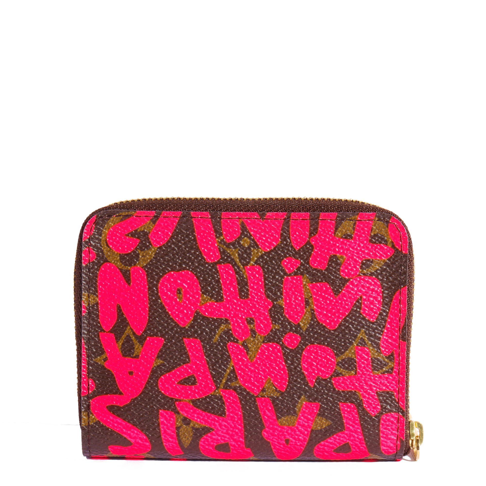 BRAND	Louis Vuitton
MODEL	Stephen Sprouse Compact Wallet
AGE	2012
GENDER	Women's
MATERIAL(S)	Coated Canvas
COLOUR	Multicolour
BRAND COLOUR	Brown, Neon Pink
HARDWARE	Gold
INTERIOR	Pink Leather
ACCOMPANIED BY	Louis Vuitton Dust