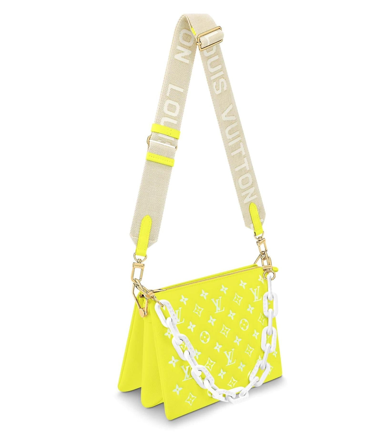 This brightly coloured bag has a chain that enables shoulder carry, while a wide shoulder strap allows shoulder and cross-body wear. Inside: 3 compartments. Strap: removable, adjustable. Strap drop: 30 cm. Strap drop max: 50 cm. Chain: removable.