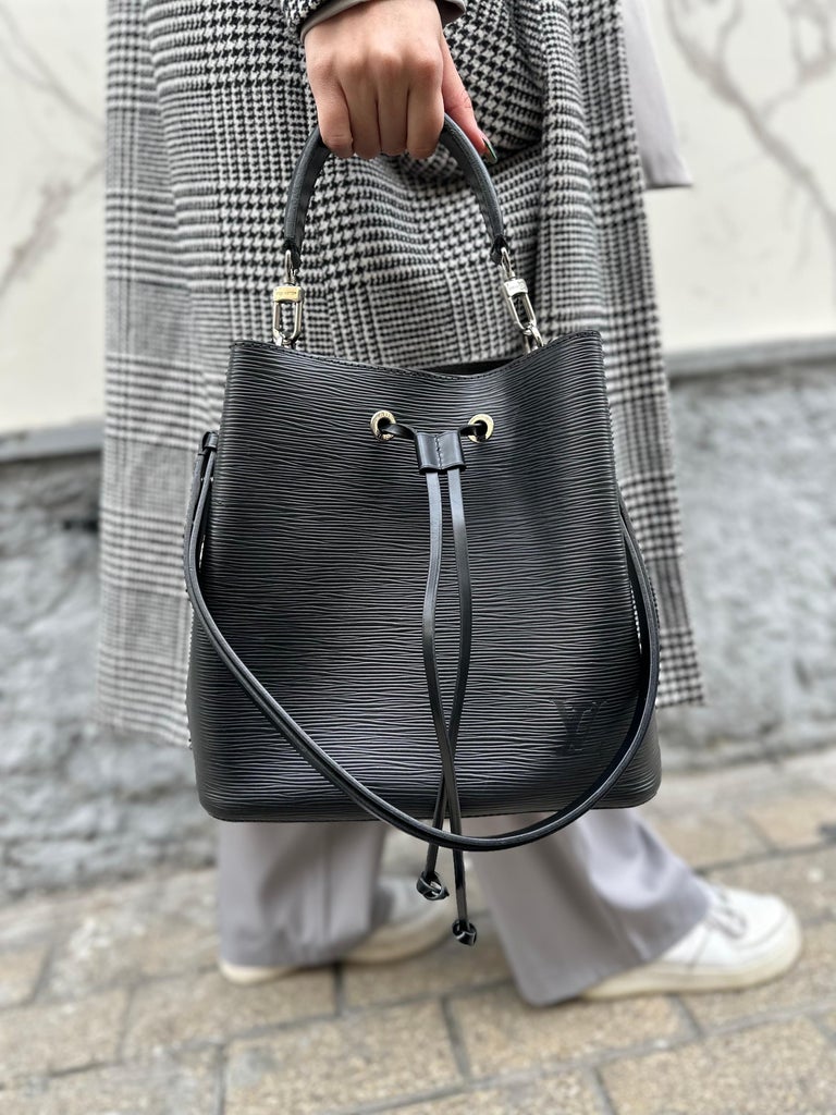 Louis Vuitton NèoNoè Black Epi Leather Top Shoulder Bag For Sale
