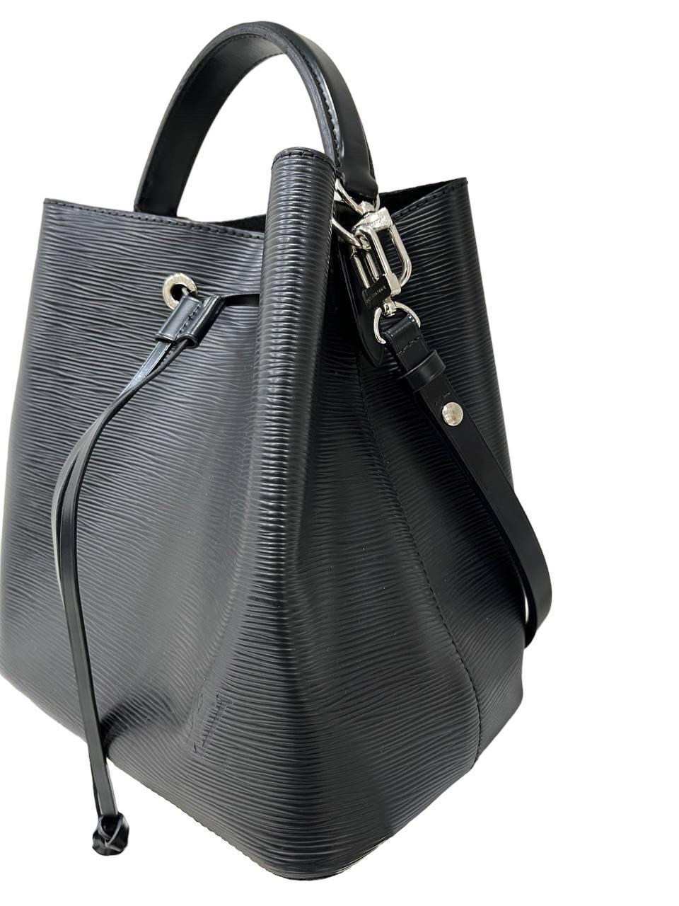 Louis Vuitton bucket bag, NèoNoè model, made in black epi leather with smooth cowhide trim and silver hardware. Equipped with a removable top handle and an adjustable shoulder strap, which allow the bag to be carried both by hand and on the