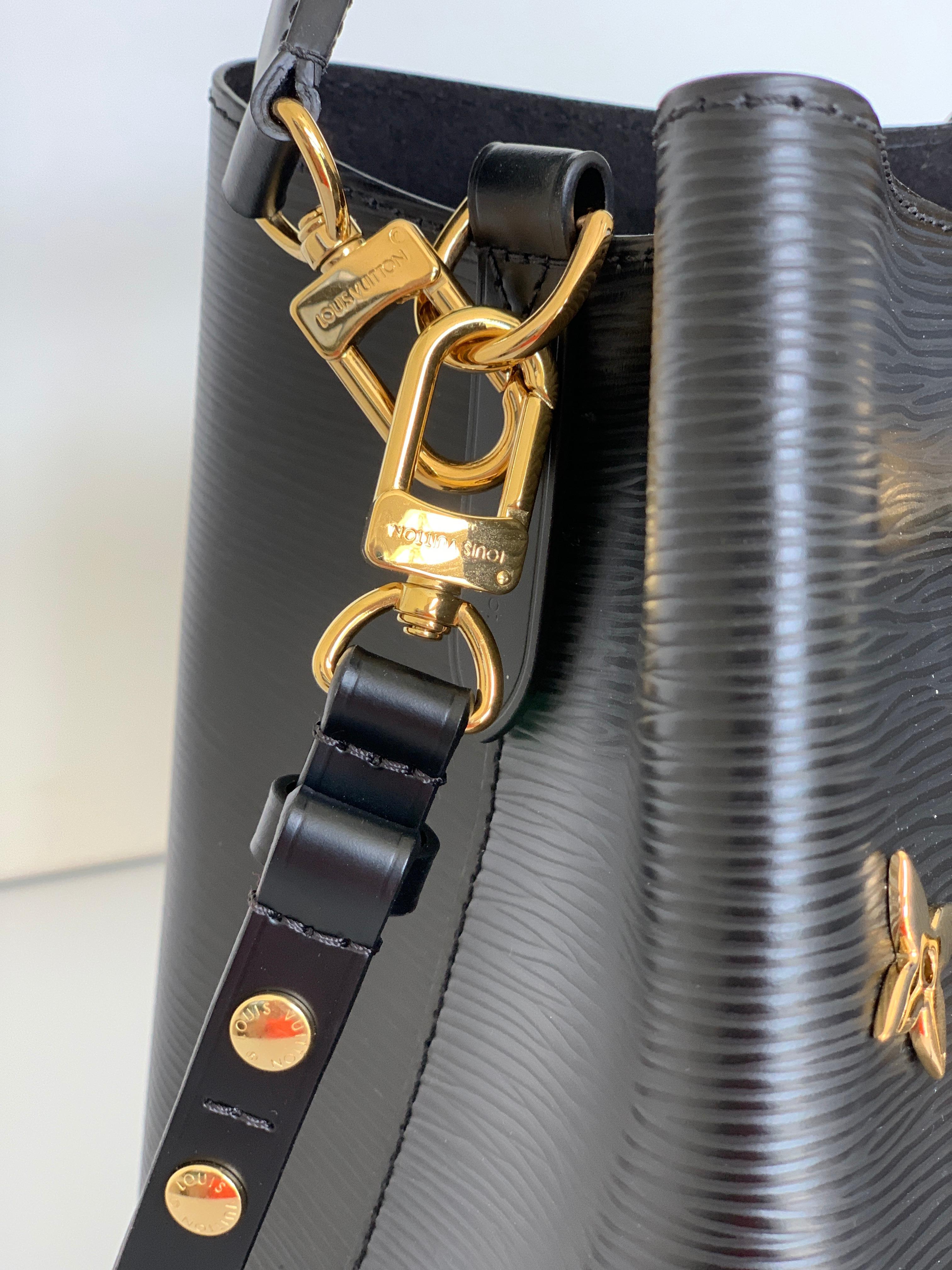 Louis Vuitton NÉONOÉ Bucket Bag with Charms M53237 Black Epi 6