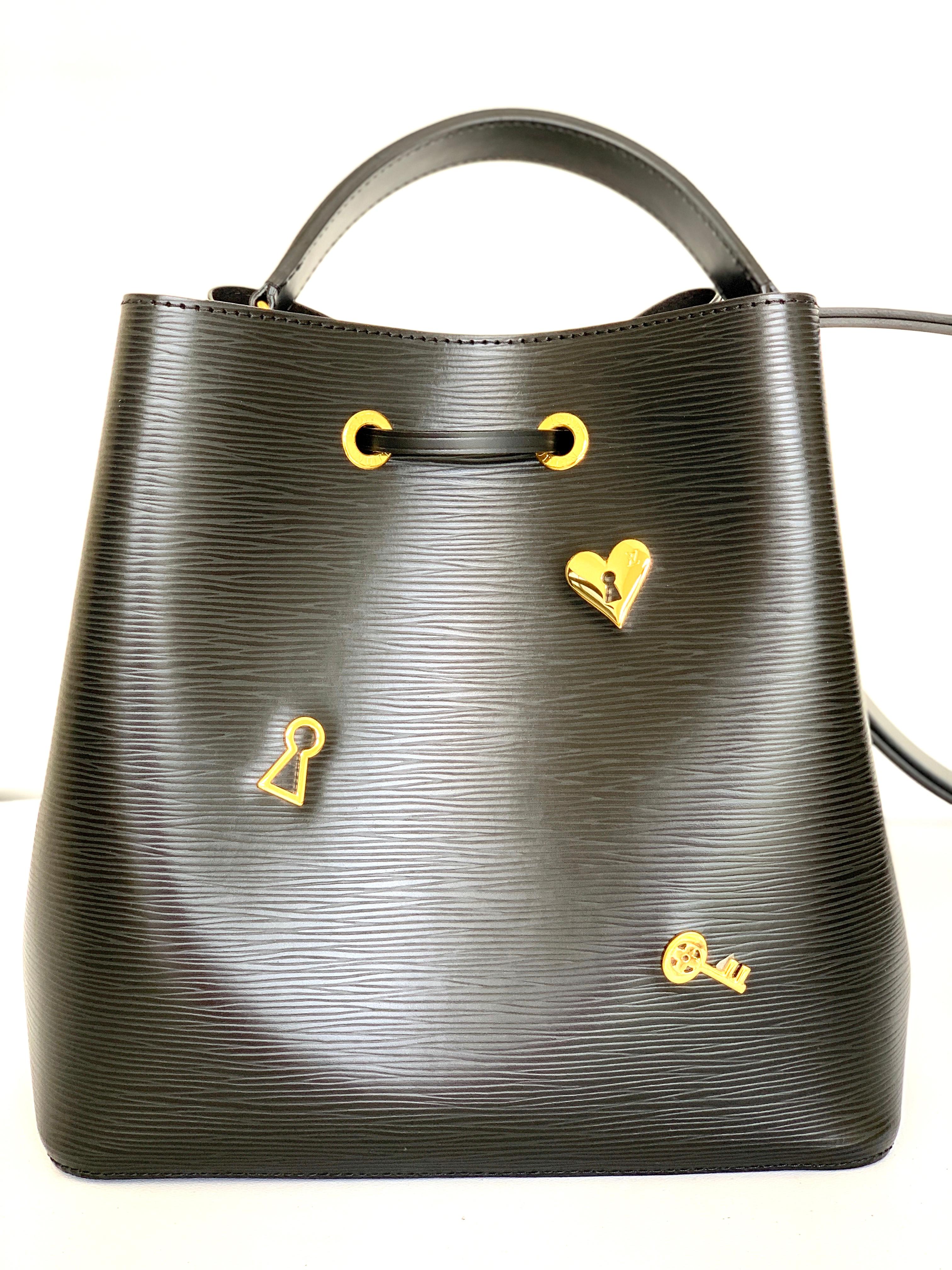 Louis Vuitton Bucket Bag 
The Neonoe
Gold charms , limited edition
M53237
NÉONO


 
 
L 10.2 x H 10.2 x W 6.9 inches
Black
Epi grained cowhide and metal pins
Smooth cowhide-leather trim
Microfiber lining
Gold-color hardware
Removable top handle for
