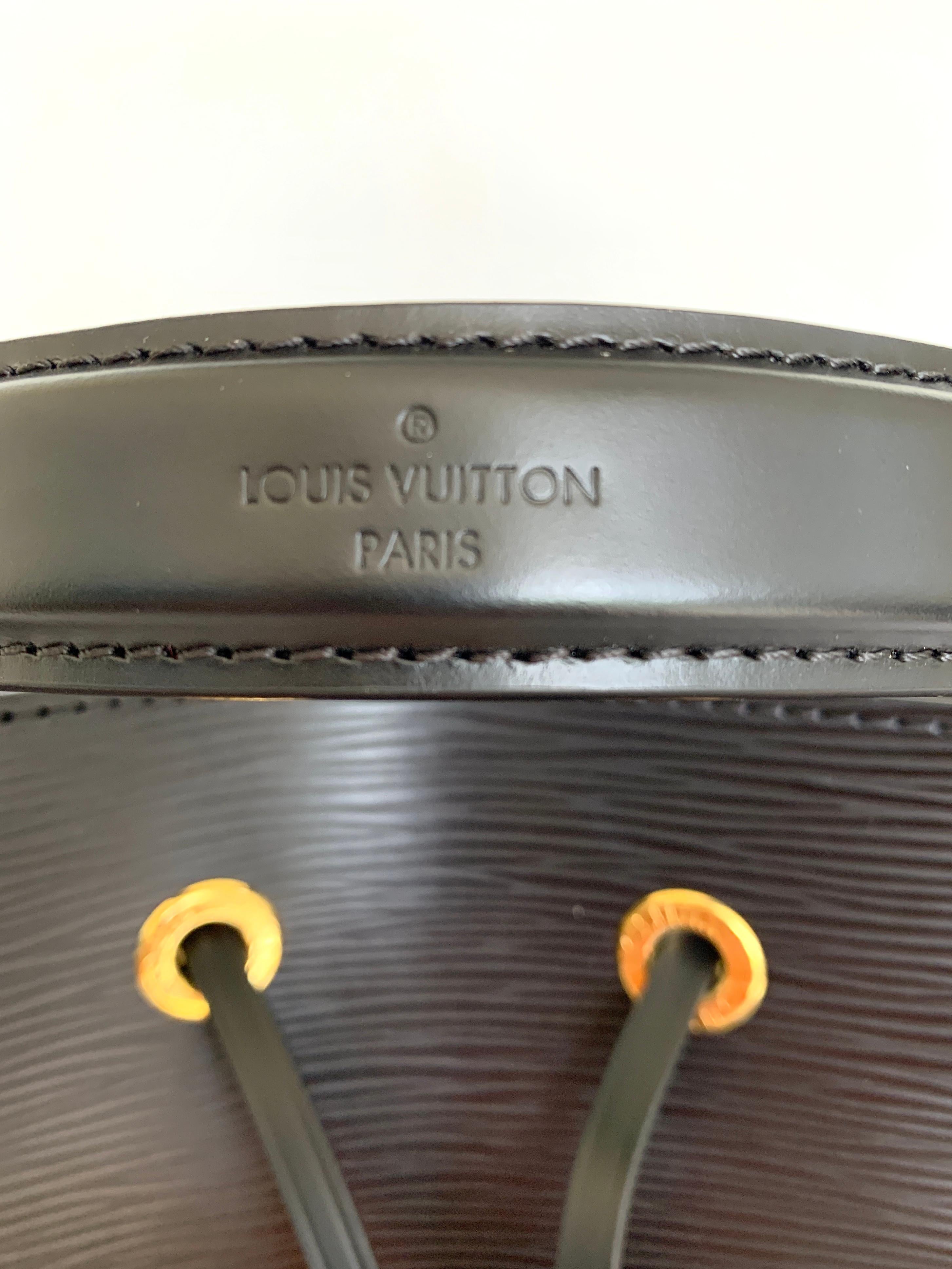 Louis Vuitton NÉONOÉ Bucket Bag with Charms M53237 Black Epi In Excellent Condition In West Chester, PA