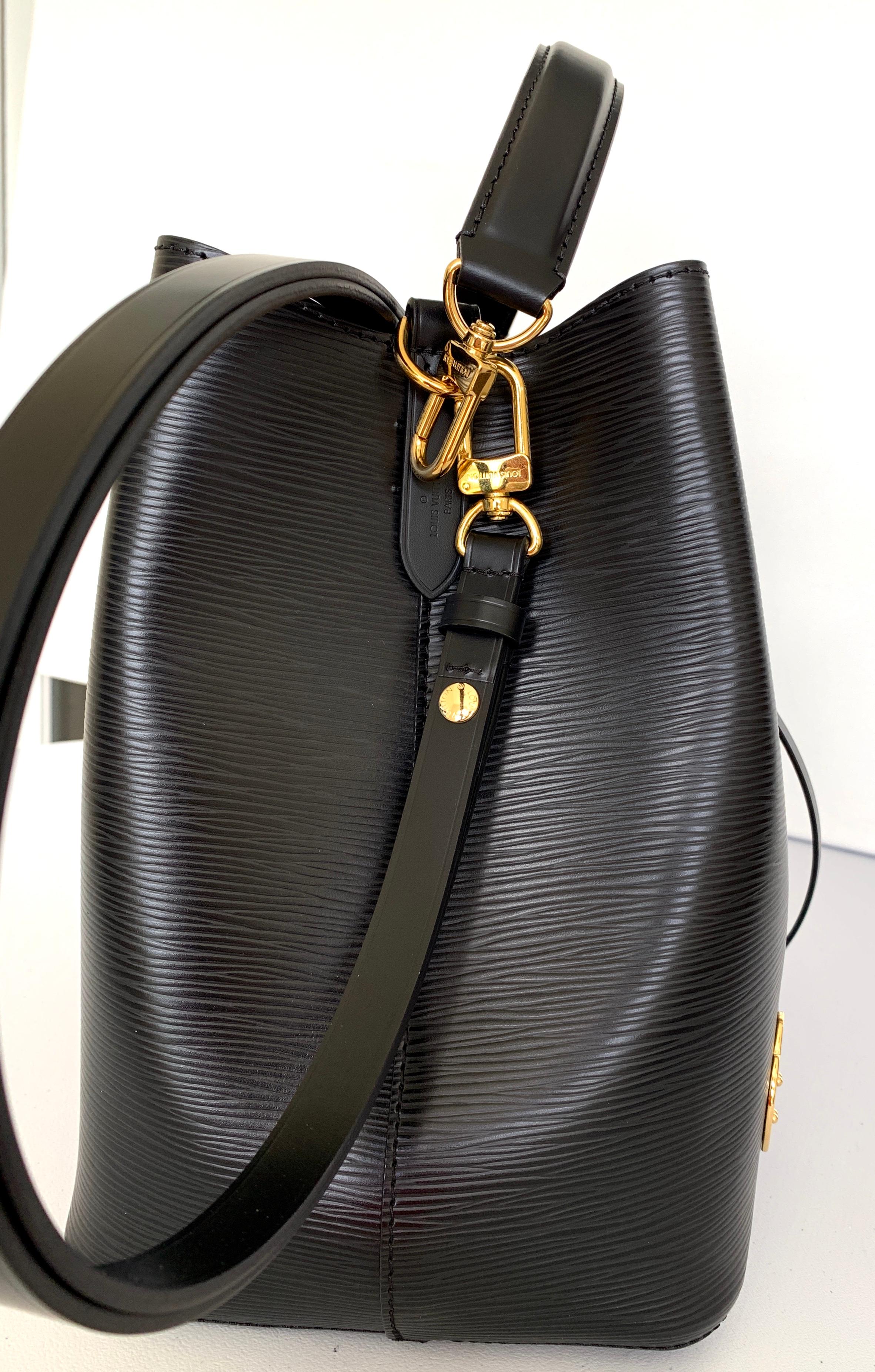 Louis Vuitton NÉONOÉ Bucket Bag with Charms M53237 Black Epi For Sale