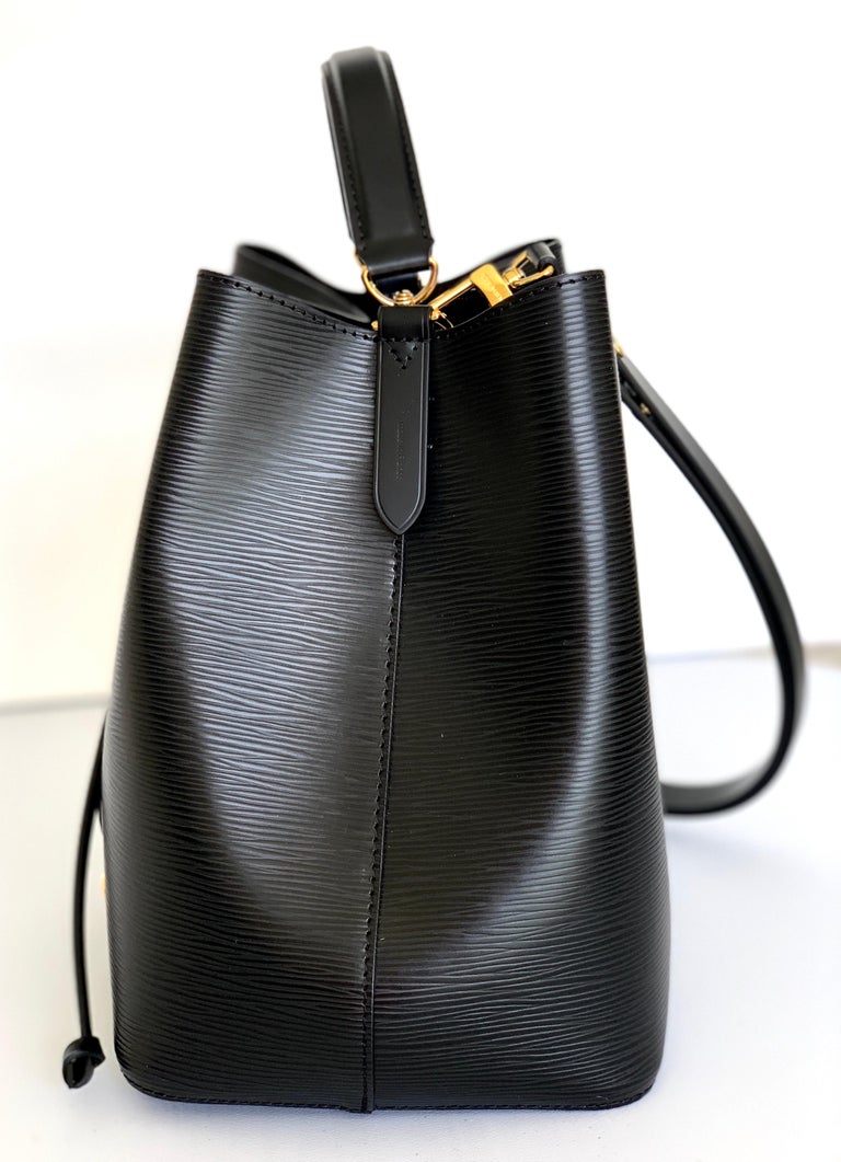 Louis Vuitton NÉONOÉ Bucket Bag with Charms M53237 Black Epi For Sale at 1stdibs