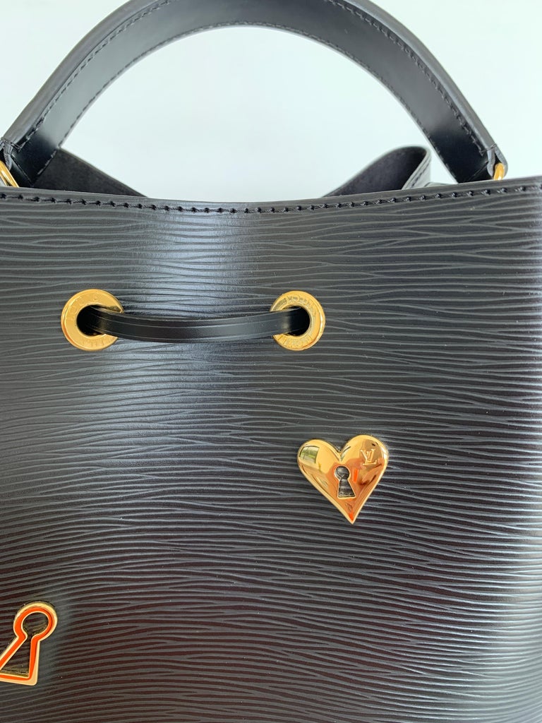 LOUIS VUITTON NeoNoe Epi Love Lock M53237 Black Leather Gold Bucket Shoulder  Bag