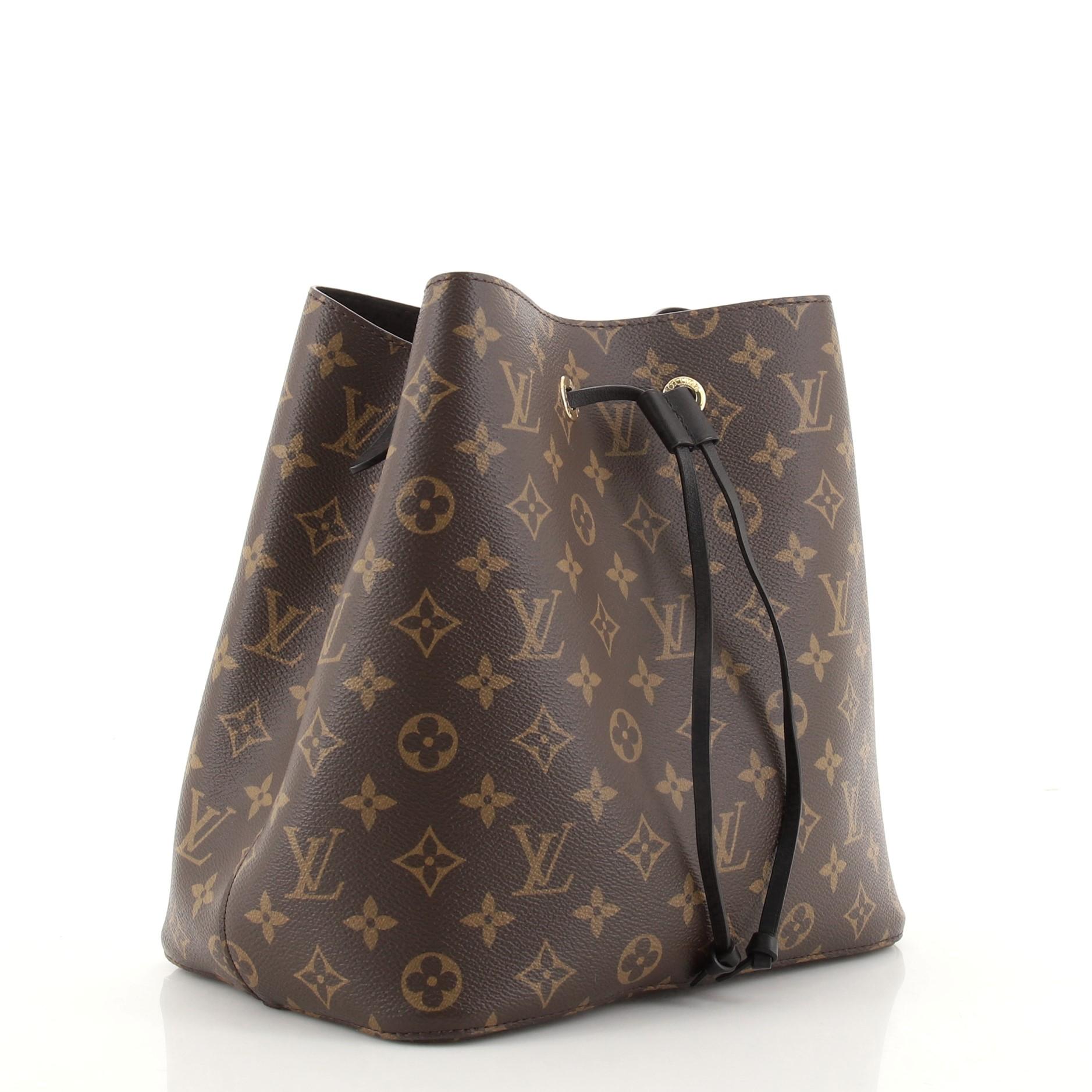 Condition: Very good. Odor in interior. Creasing on strap, wear in interior, scratches on hardware.
Accessories: With Strap
Measurements: Height 10